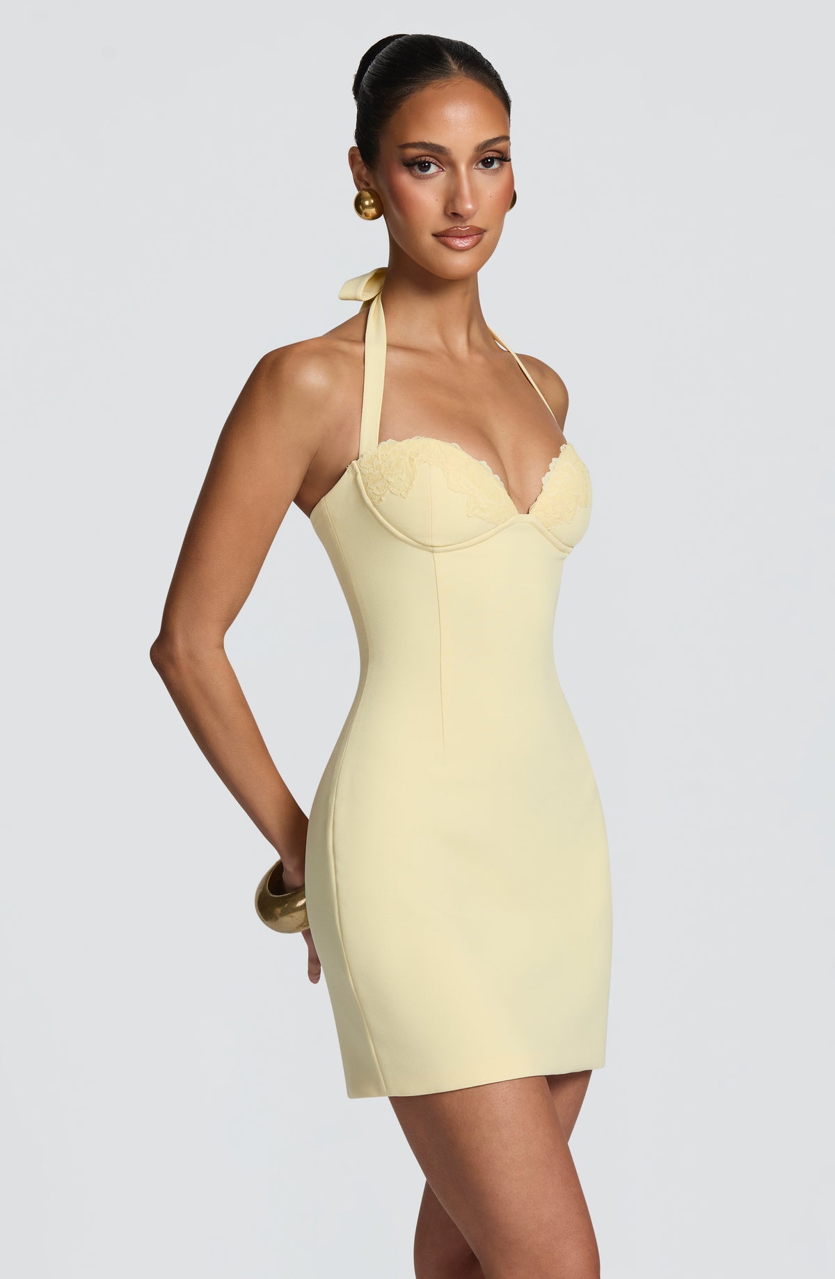 Mujer con el vestido Celia™ amarillo limón para un cóctel, foto 3
