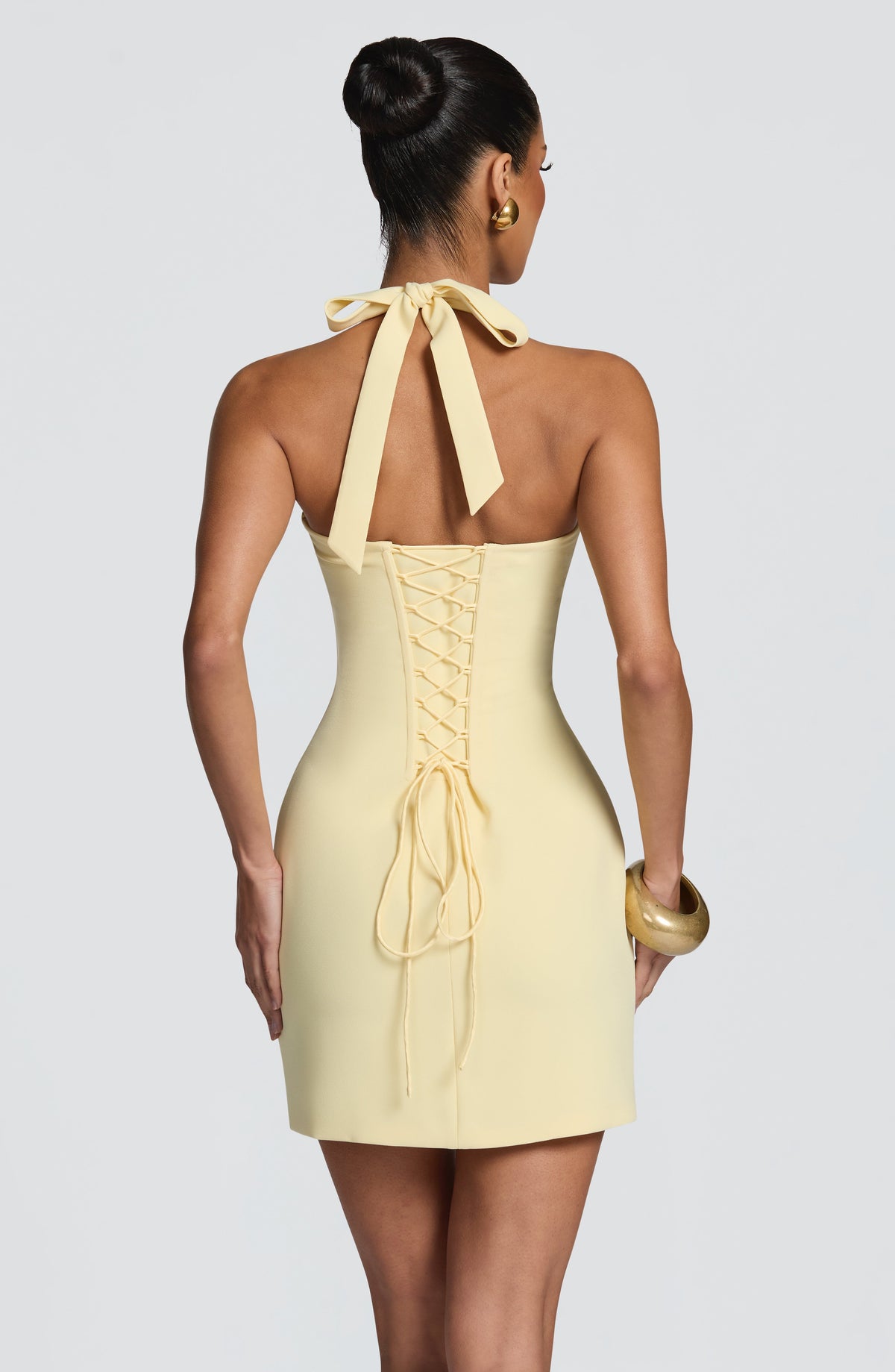 Celia™ en amarillo limón, vestido corto con encaje, cuello halter
