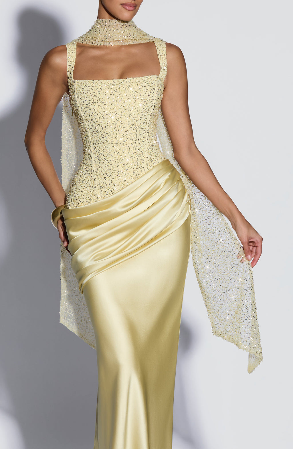 Mujer con estola de tul bordado amarillo limón Mía™ para una boda, foto 3