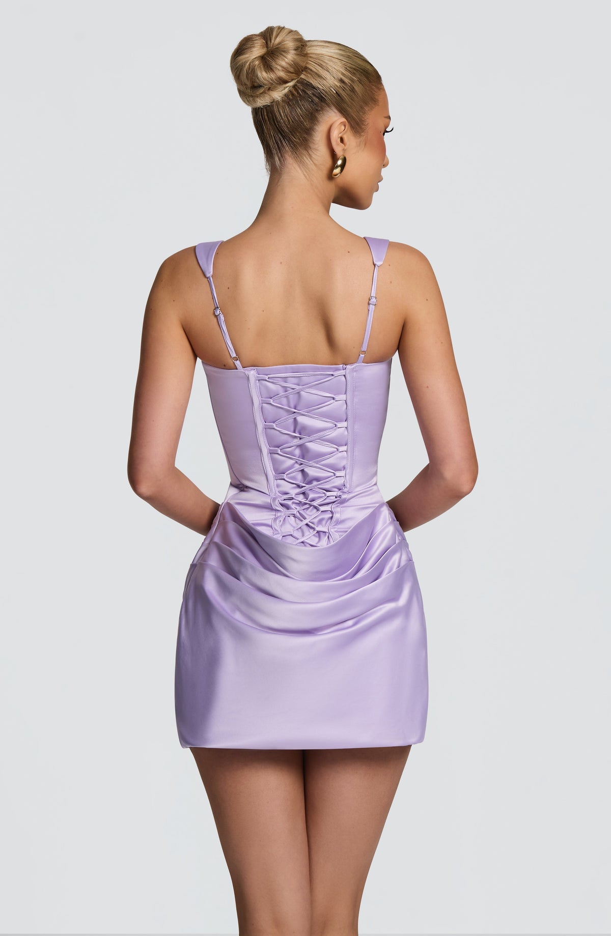 Isabel™ en lila, vestido corto de satén, con corsé