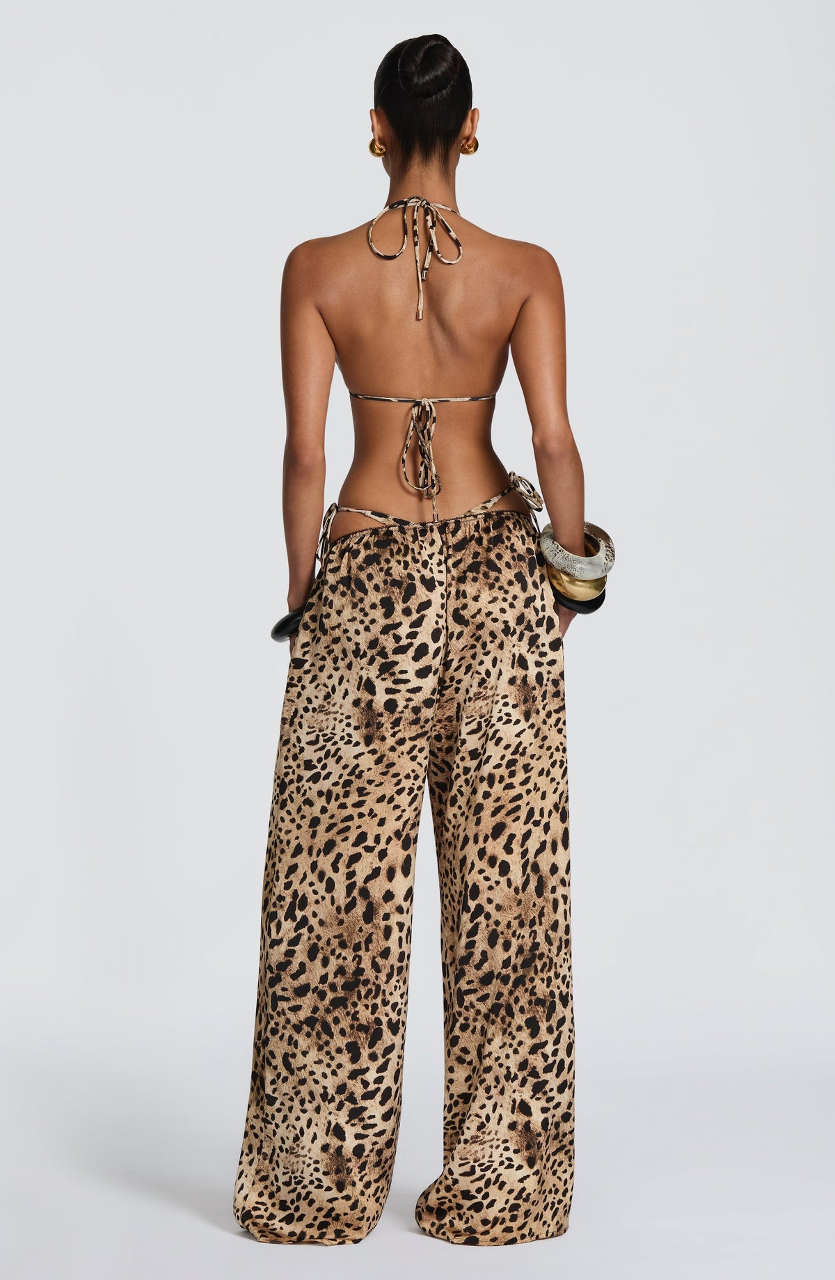 Mujer con pantalón palazzo de satén leopardo Soraya™ para una fiesta, foto 3
