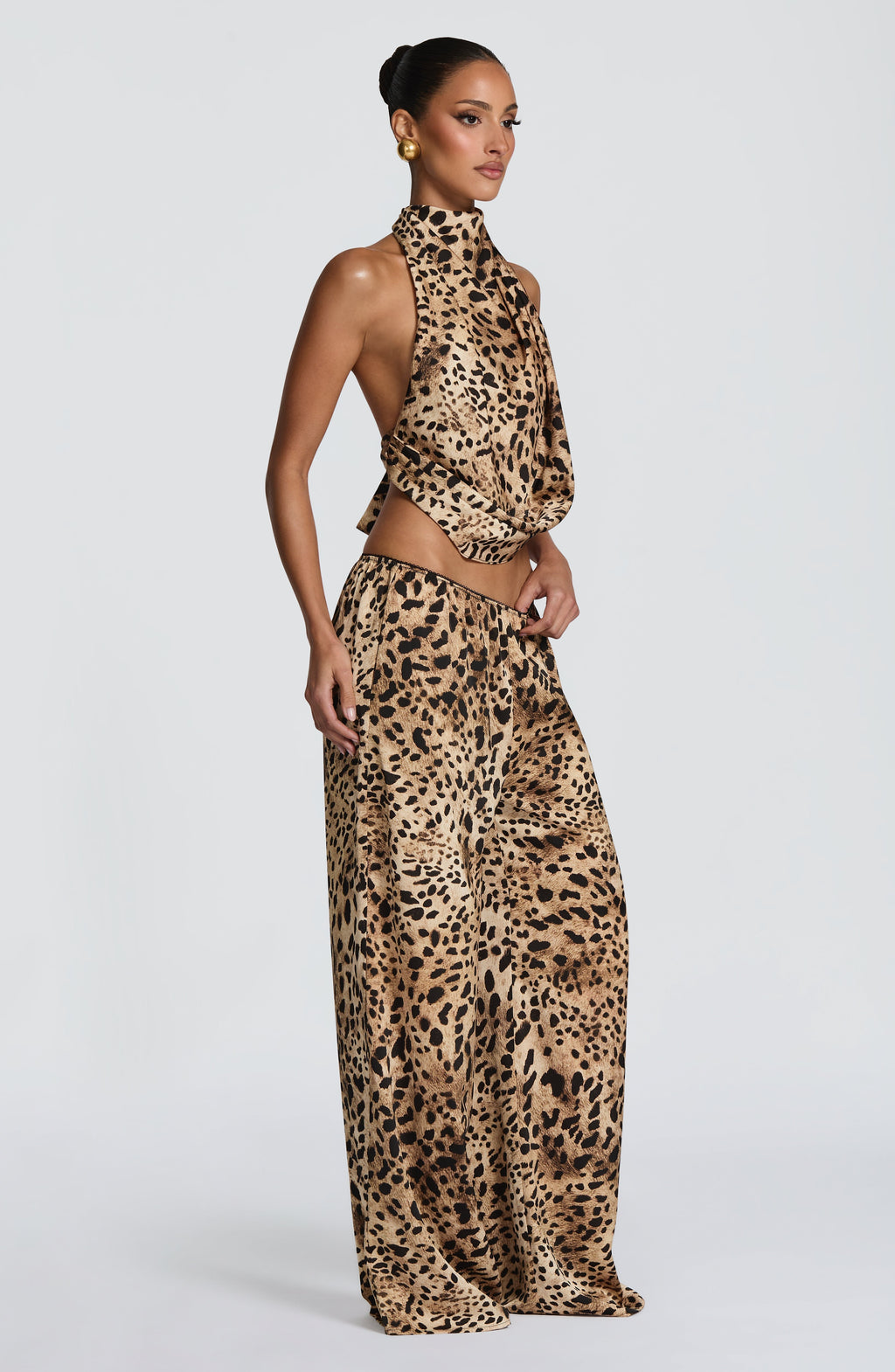 Mujer con top de satén con espalda abierta leopardo Aurora™ para una fiesta, foto 3