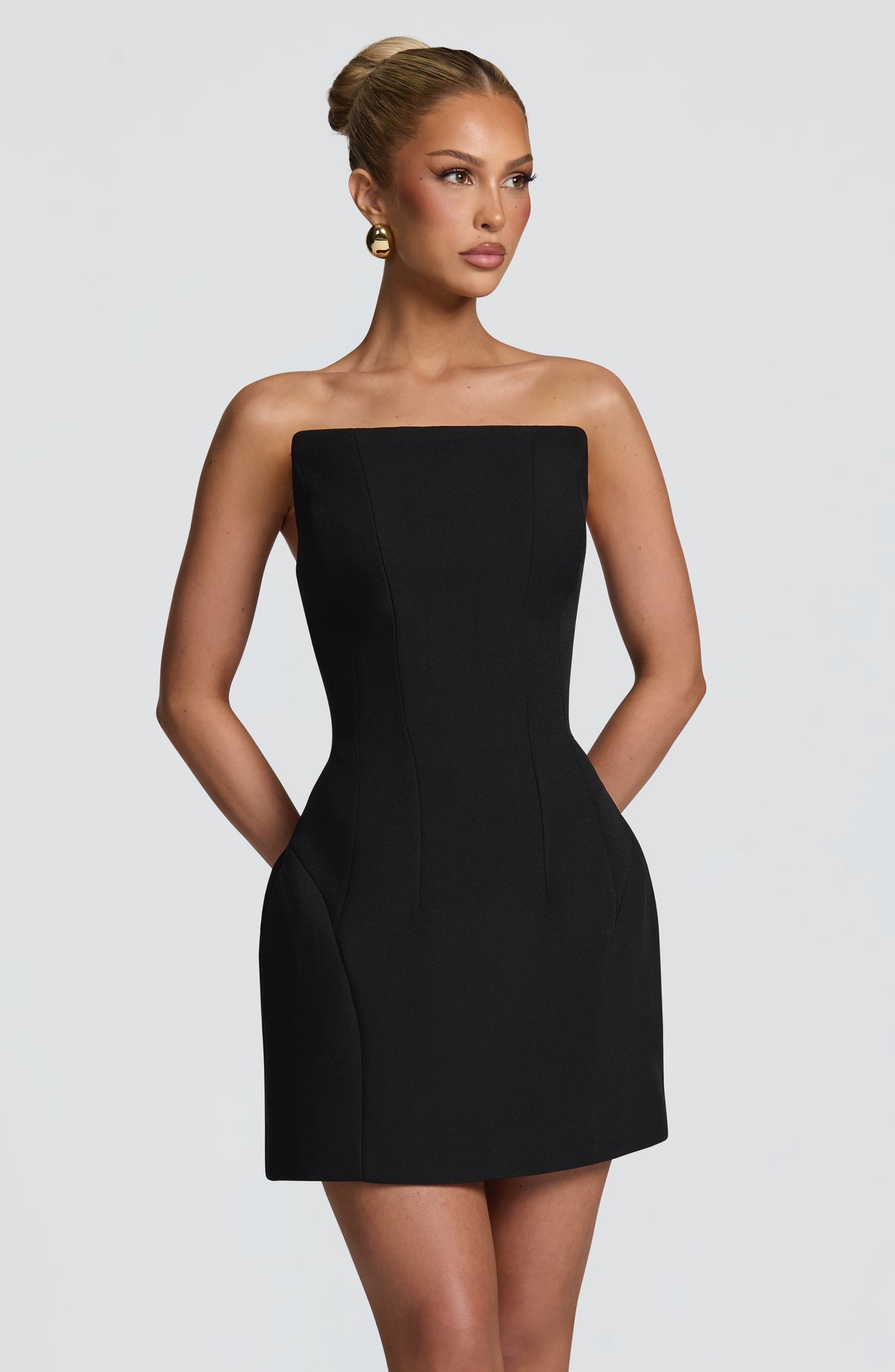 Mujer con el vestido Candela™ negro para un cóctel, foto 3