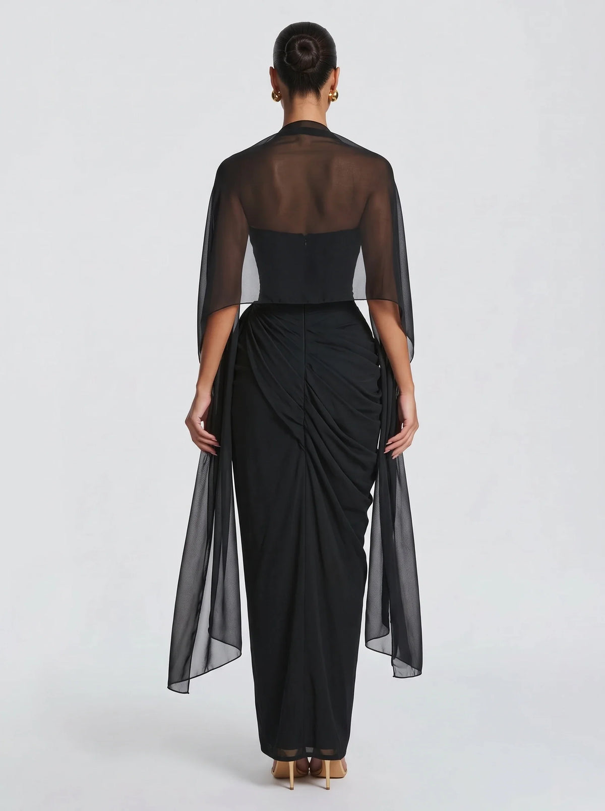 Mujer con estola de chifón negro Abril™ para una boda, vista de espalda