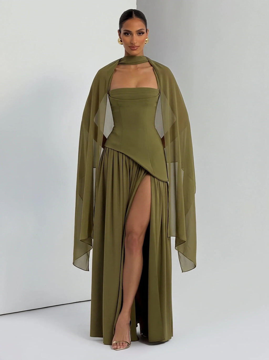 Aina™ oliva de Ana Ibiza, cuerpo entero con el vestido a juego