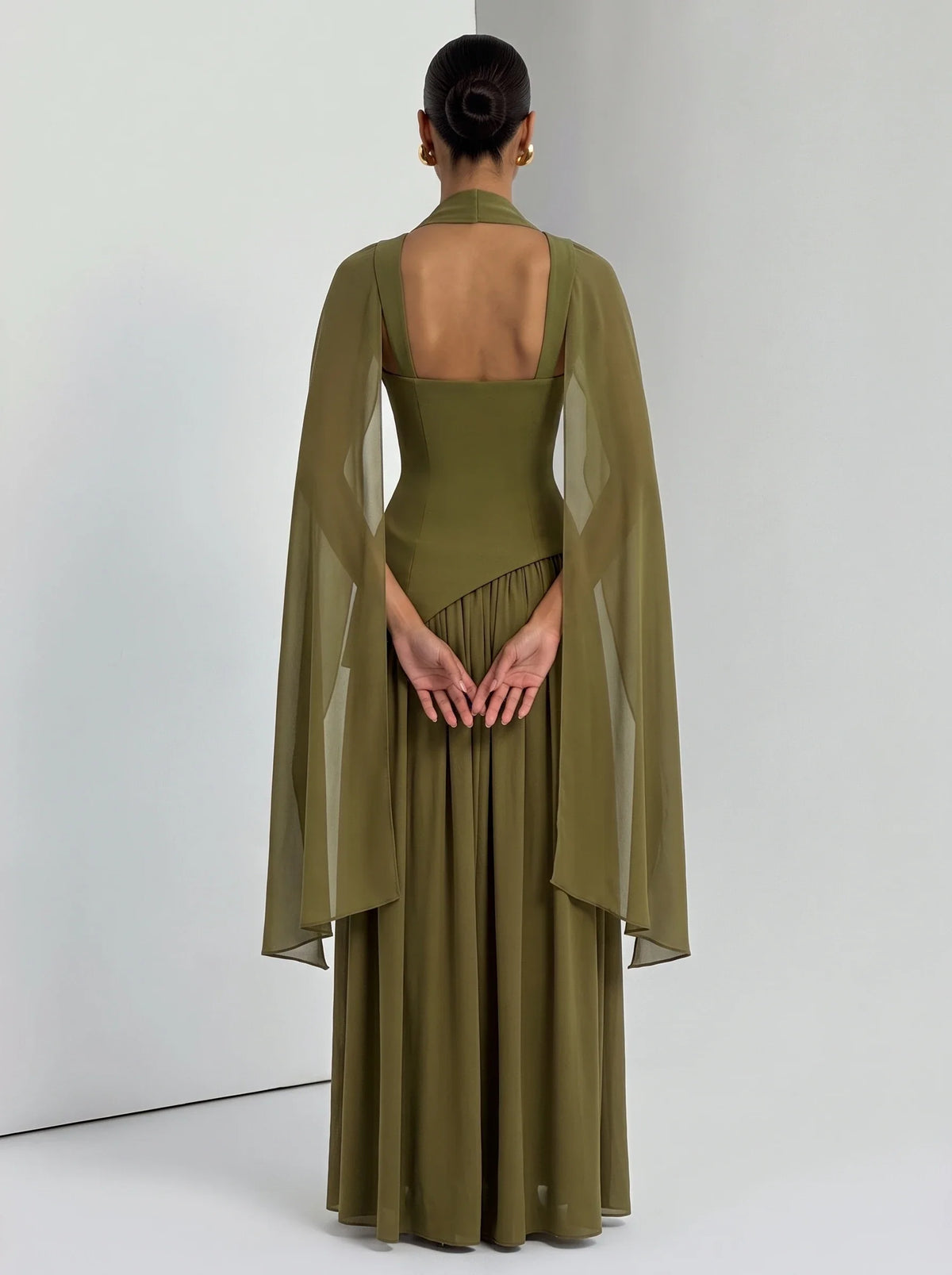 Mujer con estola de chifón oliva Aina™ para una boda, vista de espalda