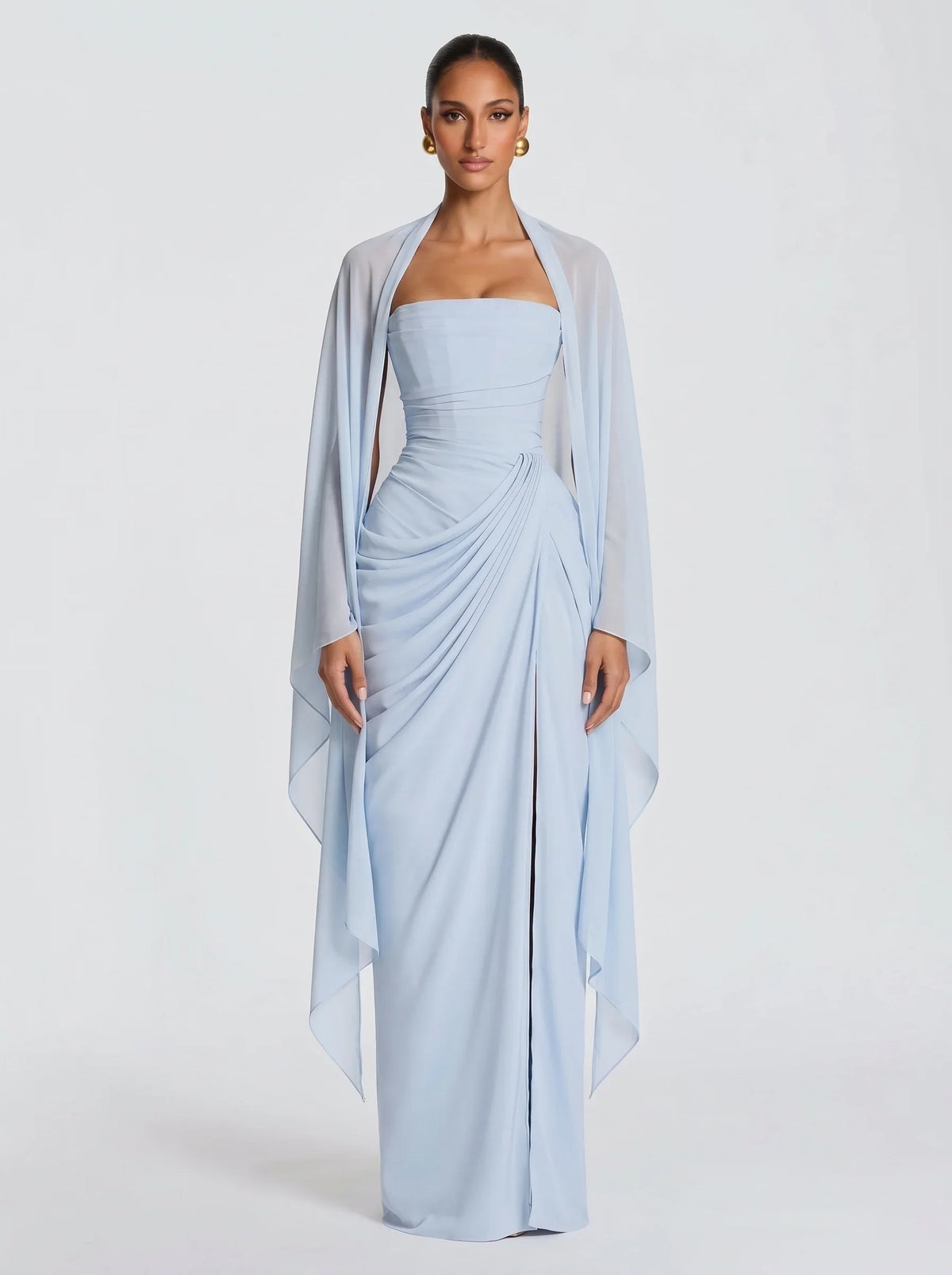 Alma™ celeste con el vestido Cyra™, cuerpo entero