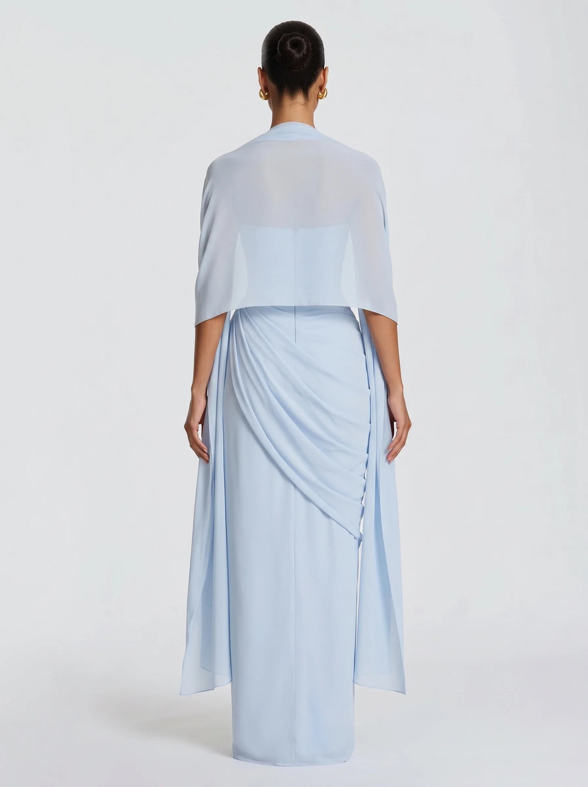 Mujer con estola de chifón celeste Alma™ para una boda, vista de espalda