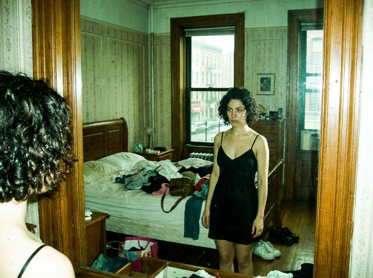 Ana sentada en la cama tras el entierro de su madre, en 2009