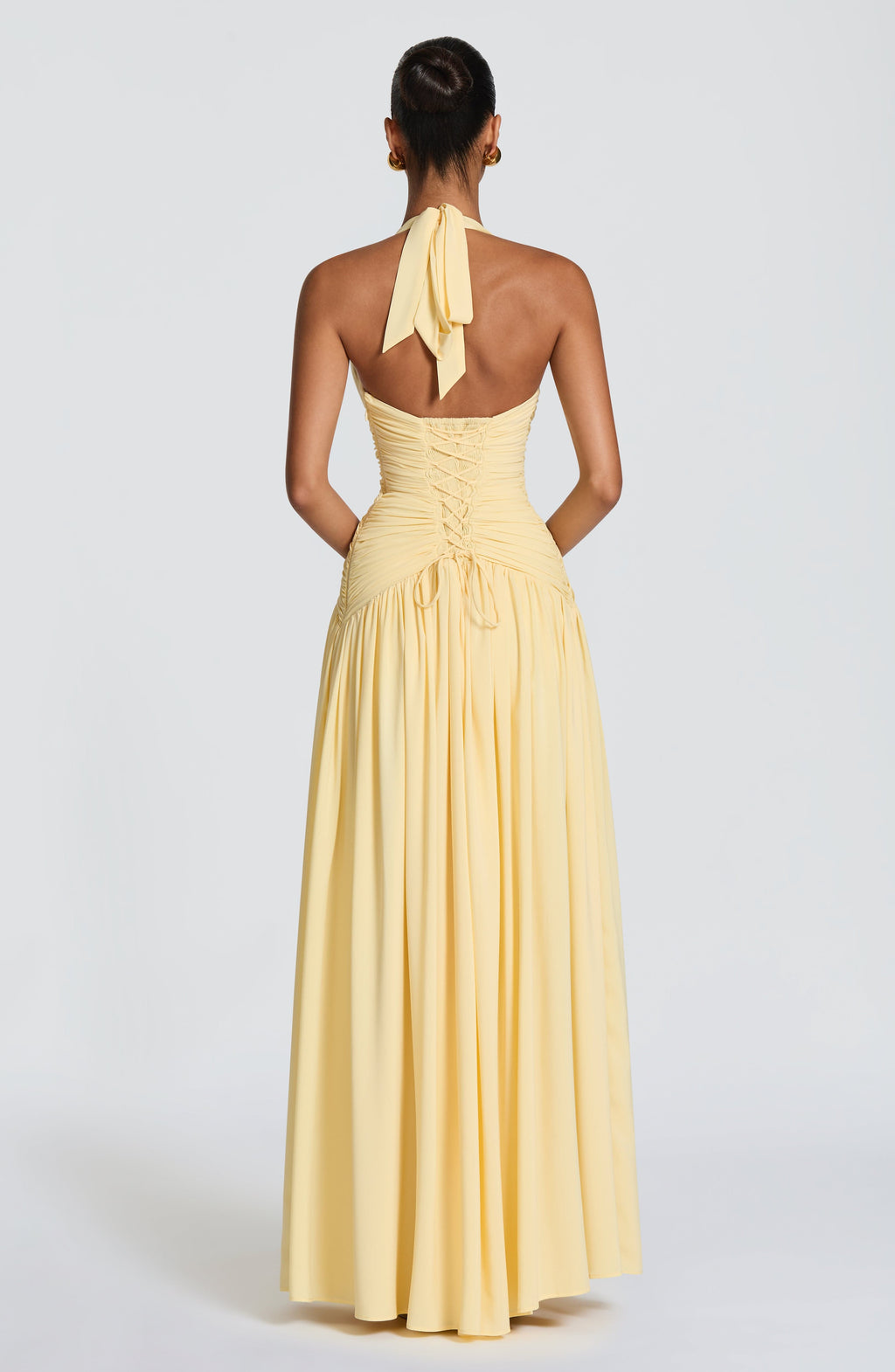 Mujer con el vestido Amaia™ amarillo limón para ir de invitada a una boda, foto 3