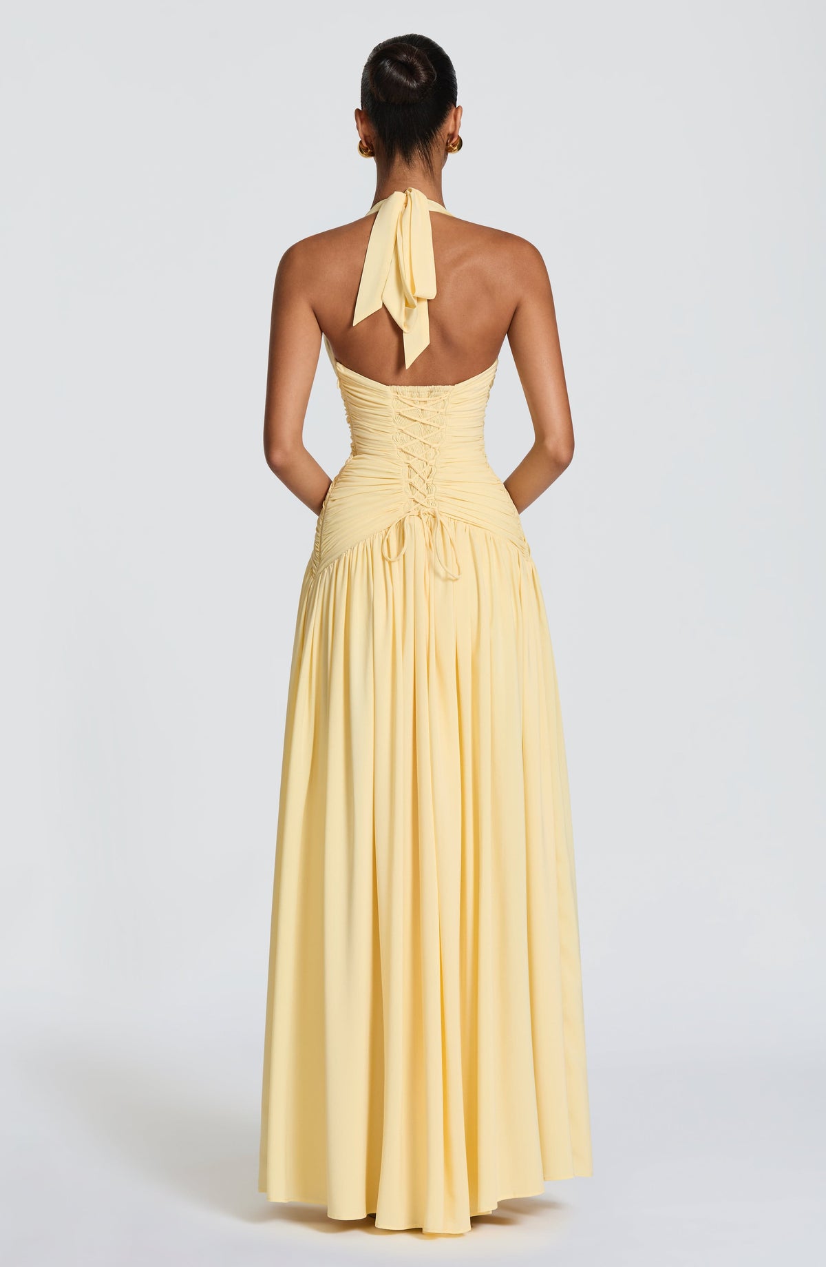 Mujer con el vestido Amaia™ amarillo limón para ir de invitada a una boda, foto 3