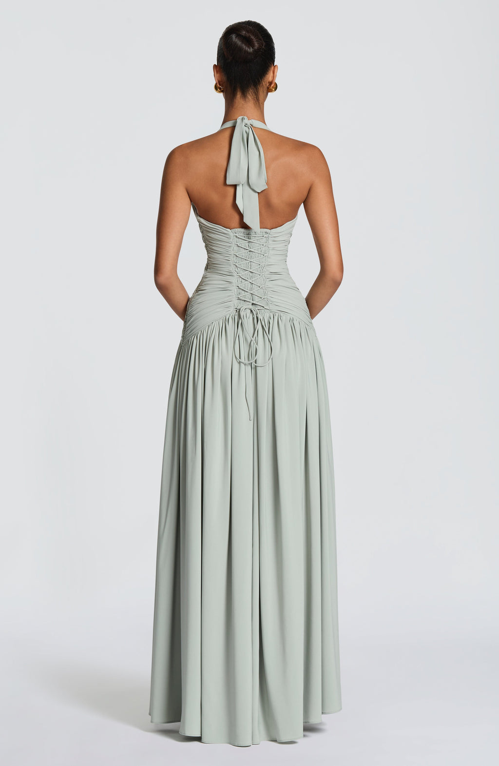 Mujer con el vestido Amaia™ verde salvia para ir de invitada a una boda, foto 3