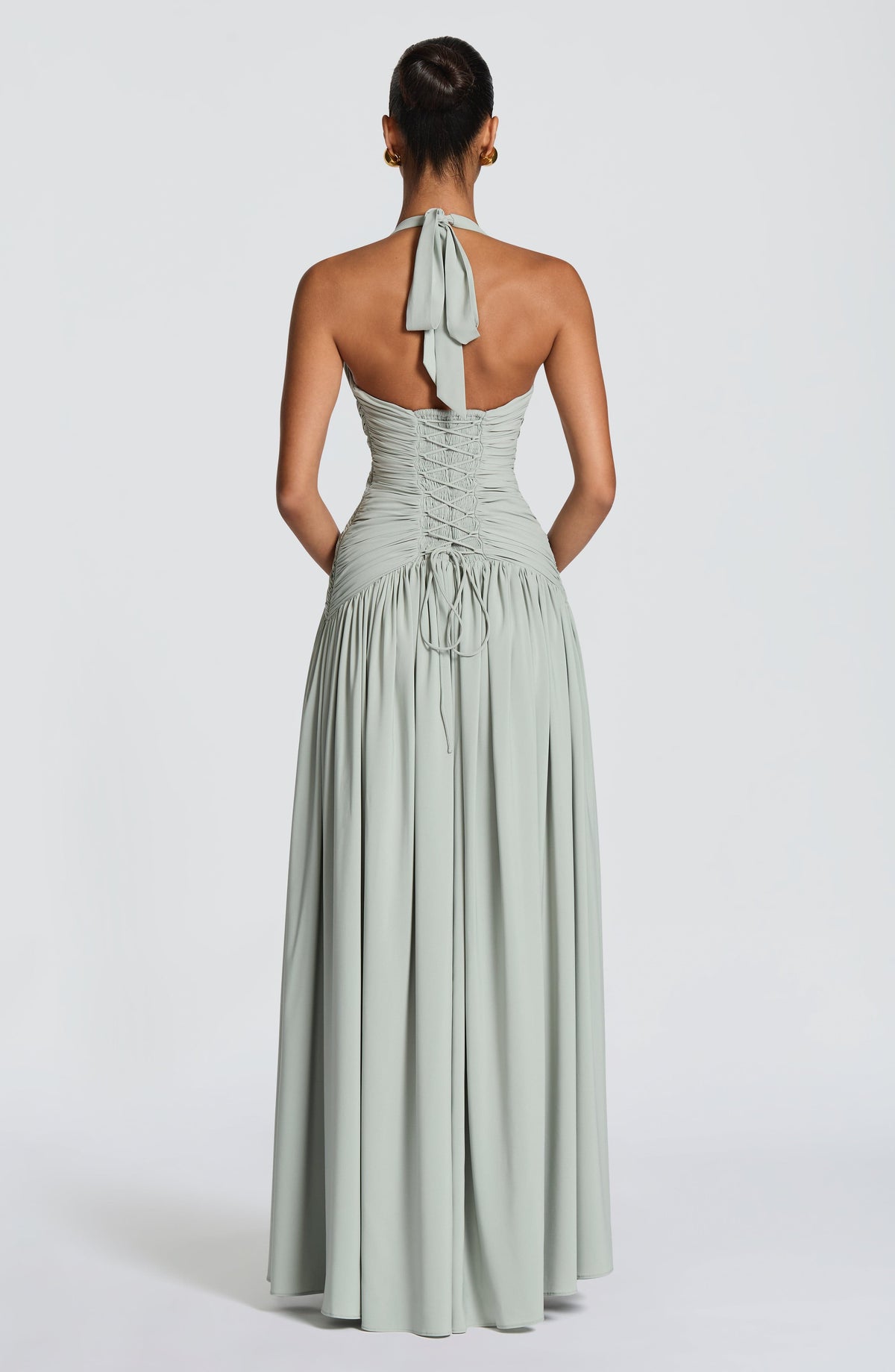 Mujer con el vestido Amaia™ verde salvia para ir de invitada a una boda, foto 3