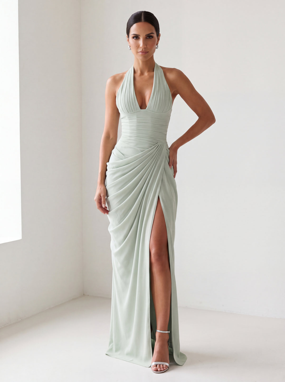 Vestido de invitada Anna salvia – foto de estudio