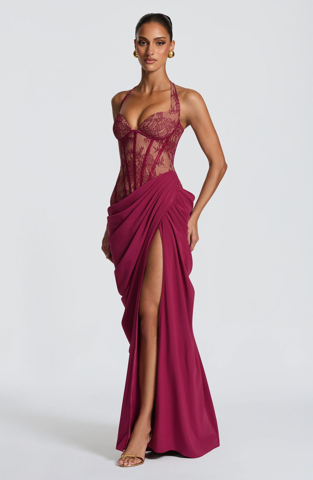 Mujer con el vestido Beatriz™ morado para ir de invitada a una boda, foto 3