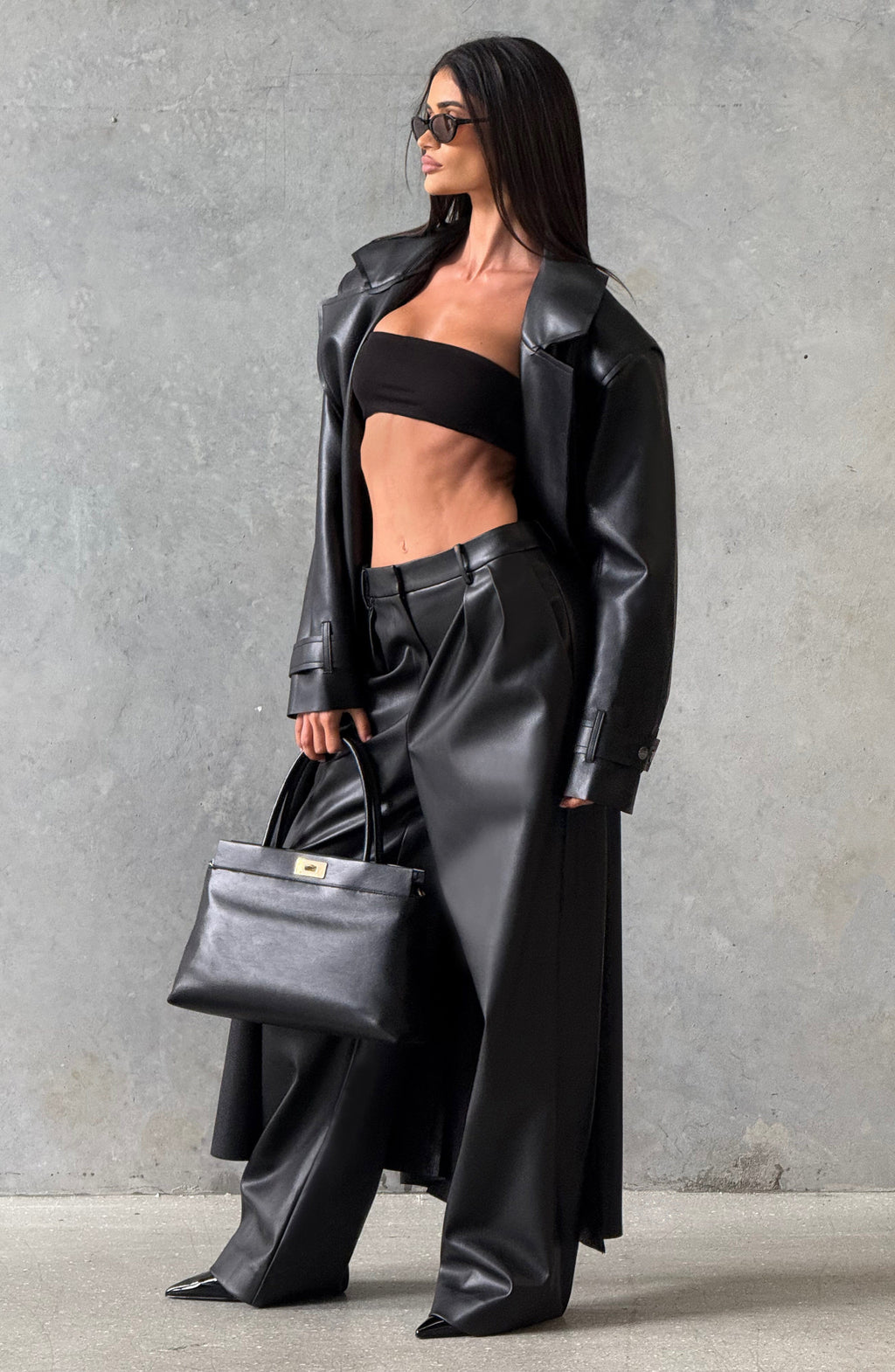 Mujer con gabardina de polipiel negra Bárbara™ para el otoño, foto 3
