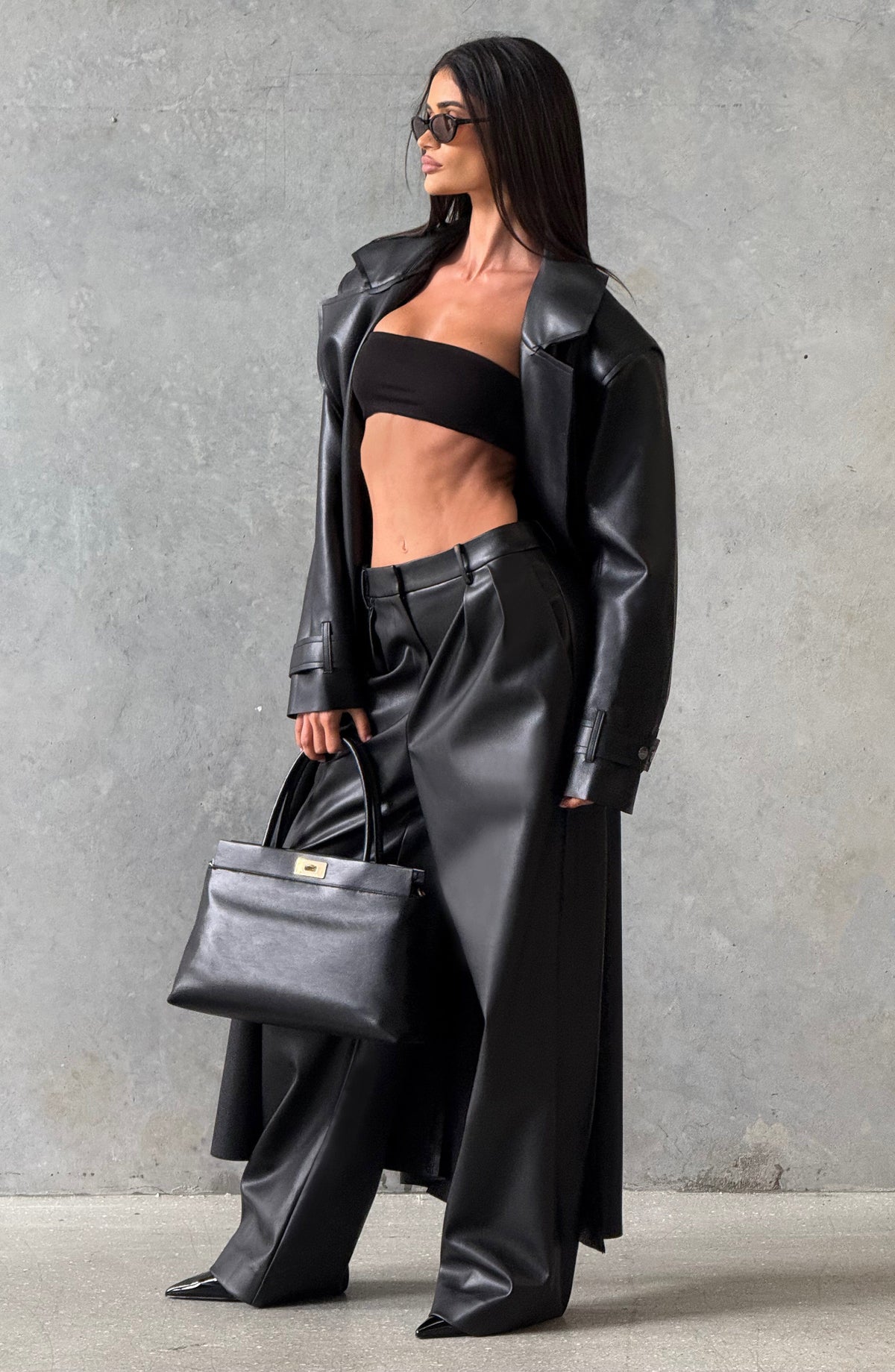 Mujer con gabardina de polipiel negra Bárbara™ para el otoño, foto 3