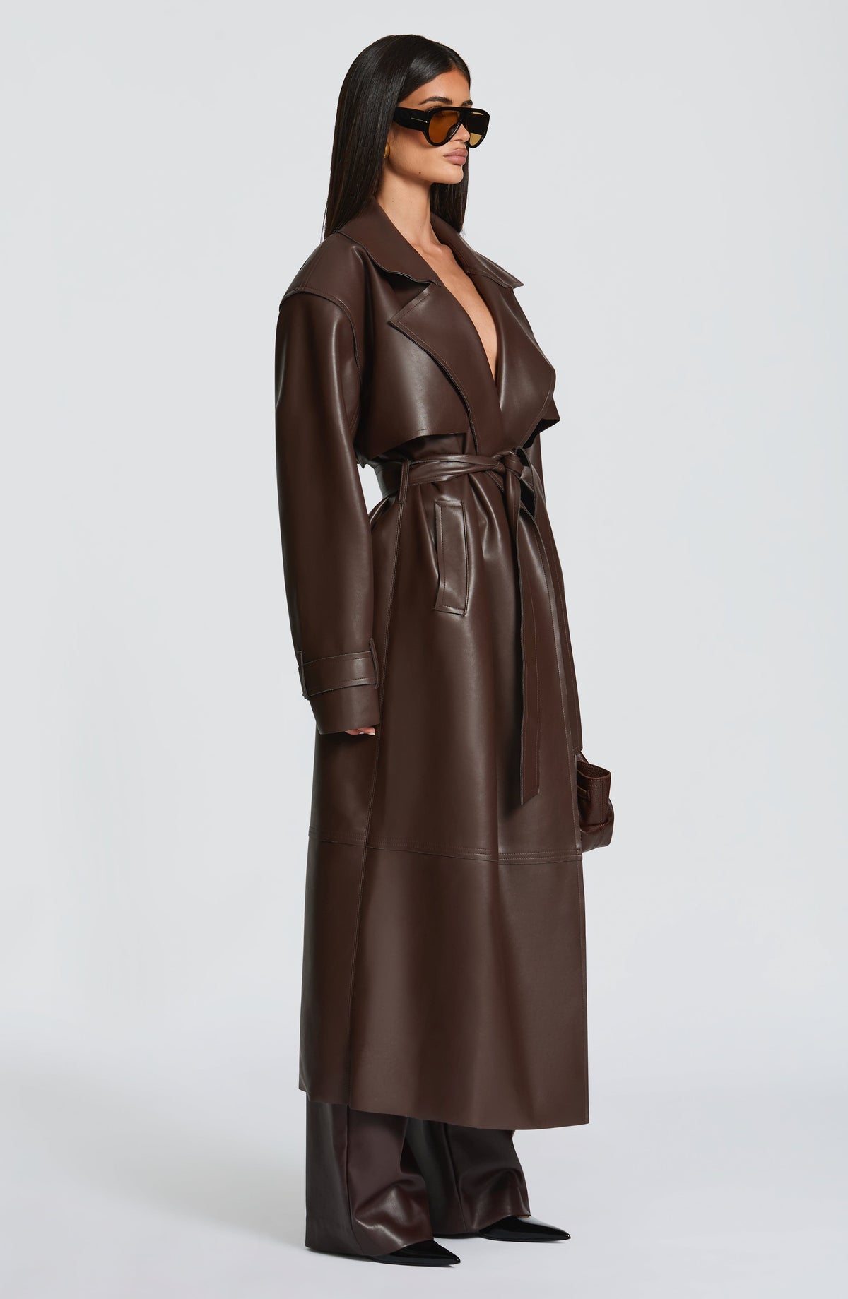 Mujer con gabardina de polipiel ciruela Bárbara™ para el otoño, foto 3