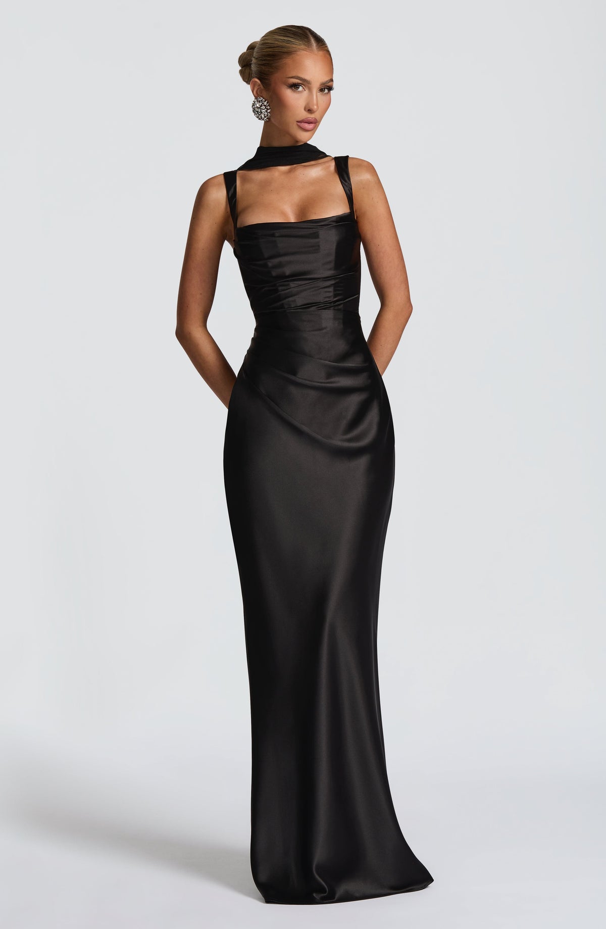 Carlota™ en negro, vestido largo de satén, con corsé