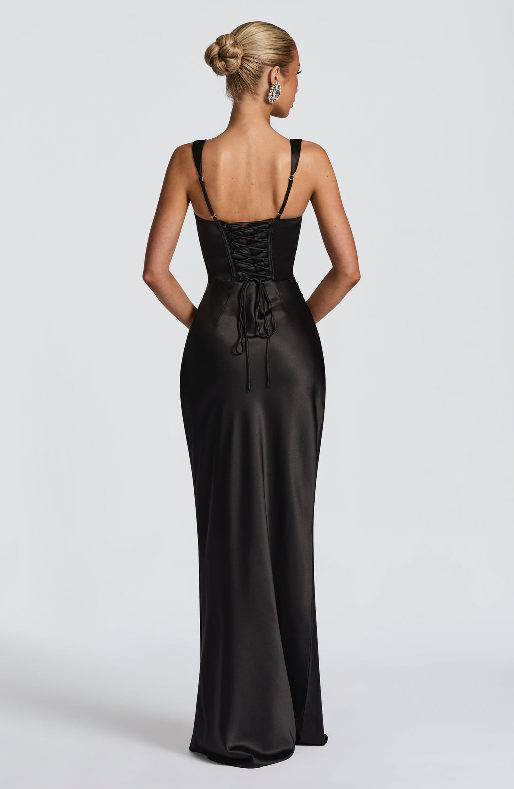Mujer con el vestido Carlota™ negro para tu graduación, foto 3