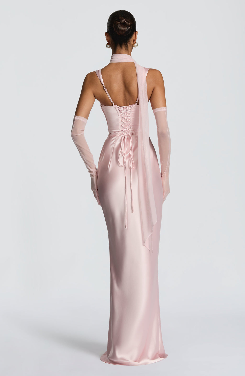 Mujer con el vestido de satén Carlota™ rosa para tu graduación, foto 3