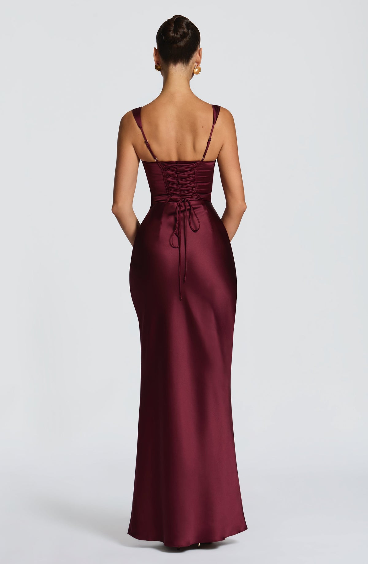 Carlota™ en cereza, vestido largo de satén, con corsé