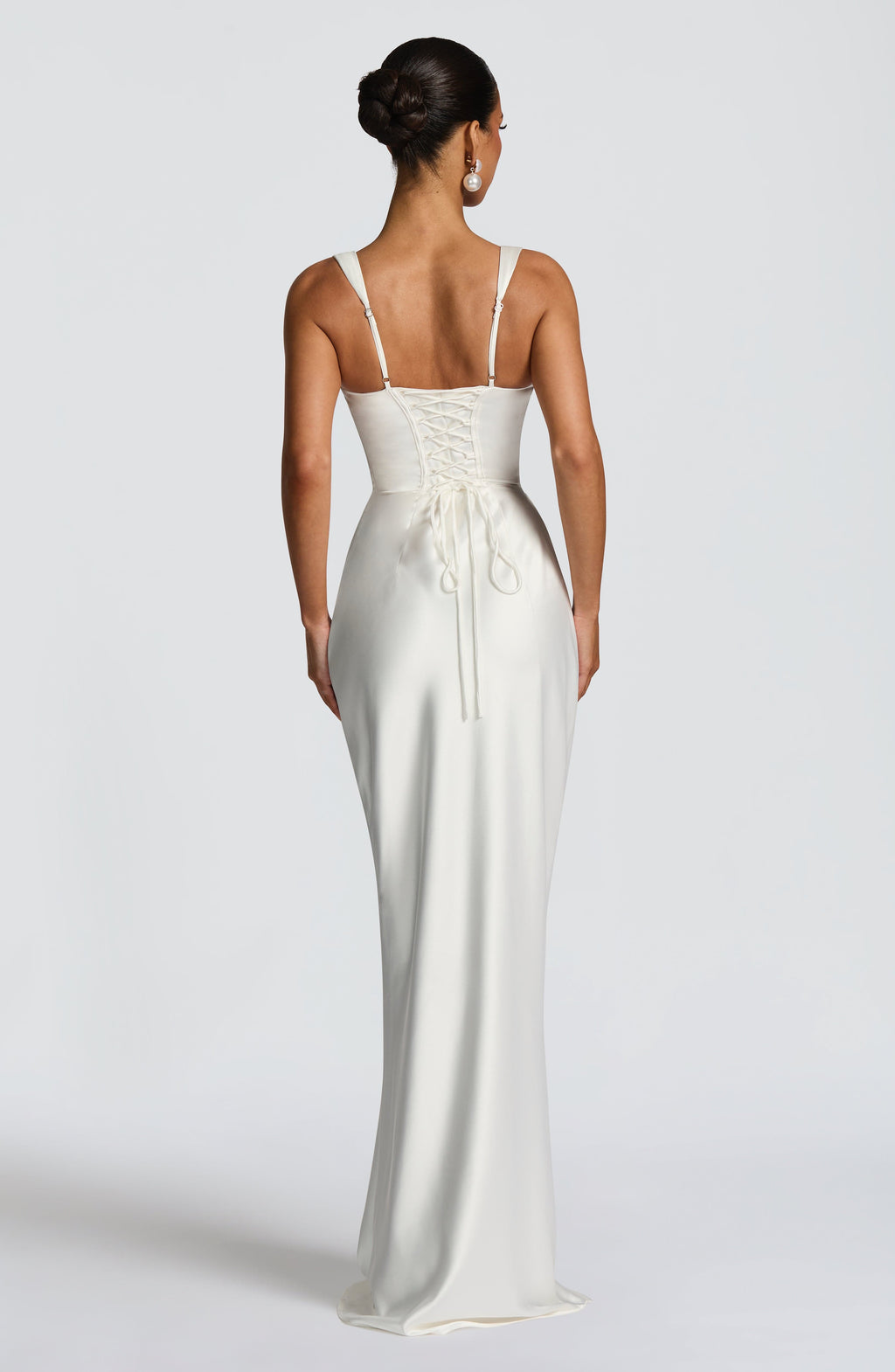 Mujer con el vestido de satén Carlota™ marfil para una preboda, foto 3