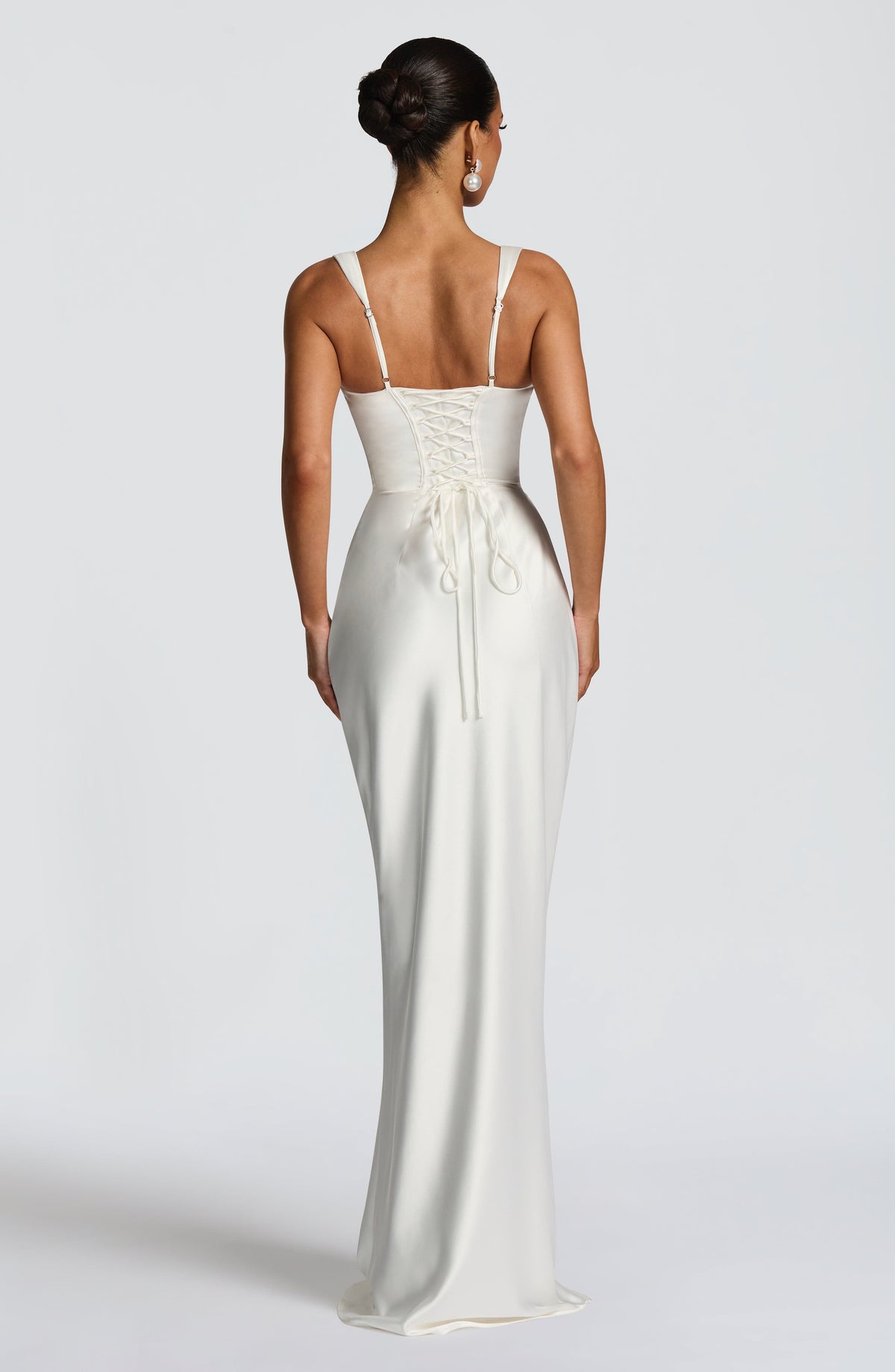 Mujer con el vestido de satén Carlota™ marfil para una preboda, foto 3
