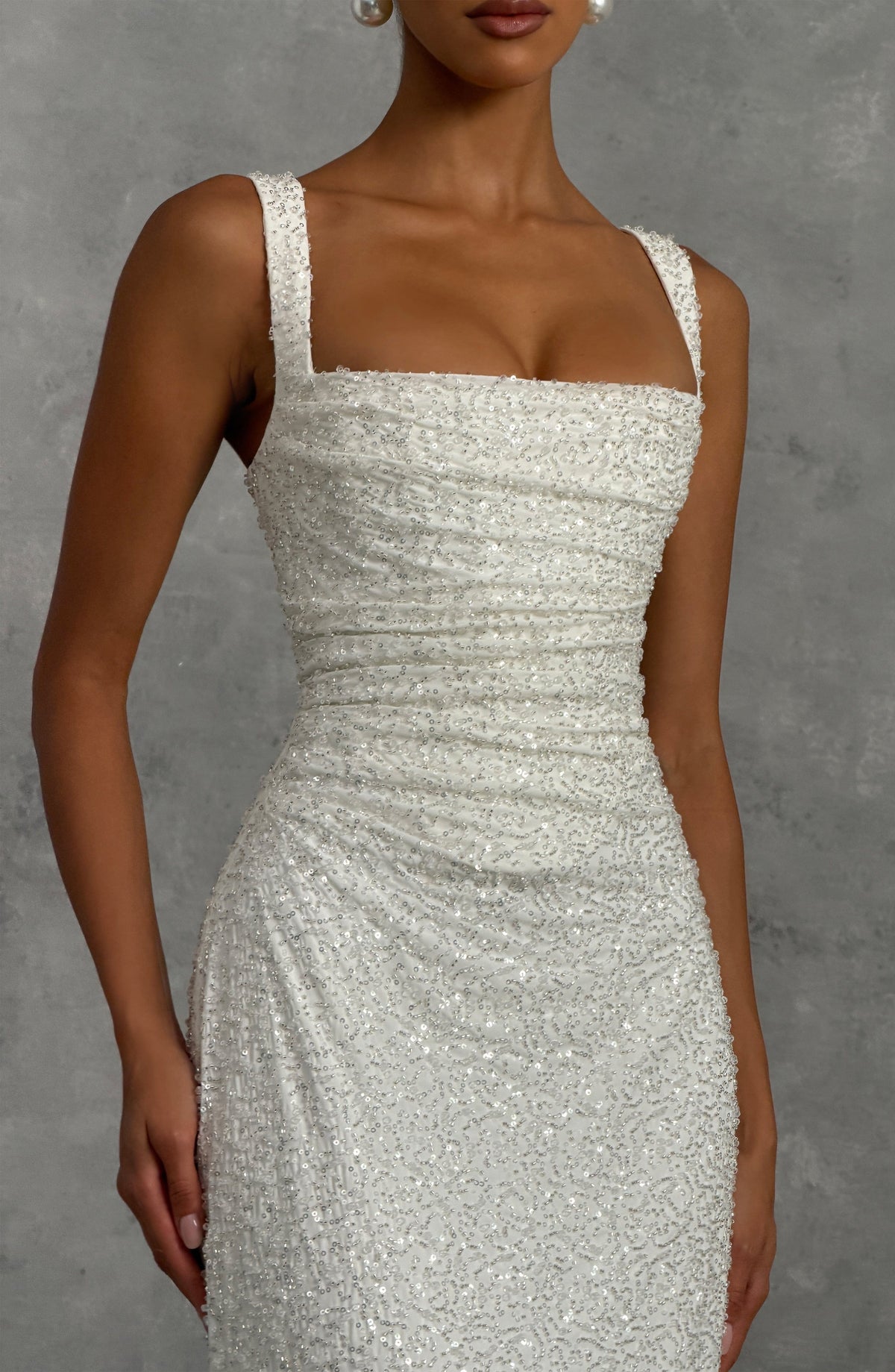 Mujer con el vestido largo Carlota™ marfil para una preboda, foto 3