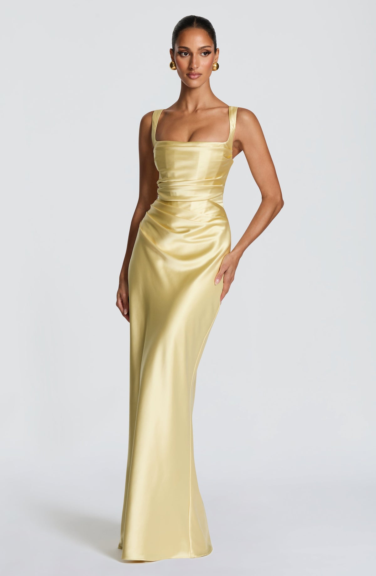 Mujer con el vestido de satén Carlota™ amarillo limón para tu graduación, foto 3