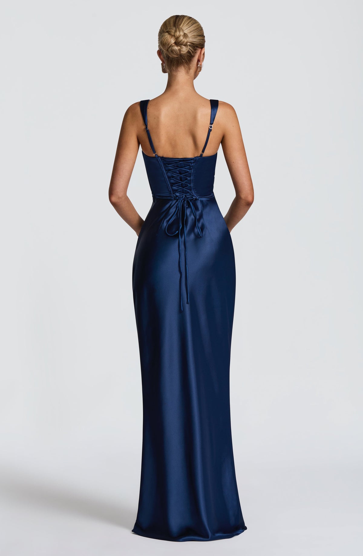 Carlota™ en azul marino, vestido largo de satén, con corsé