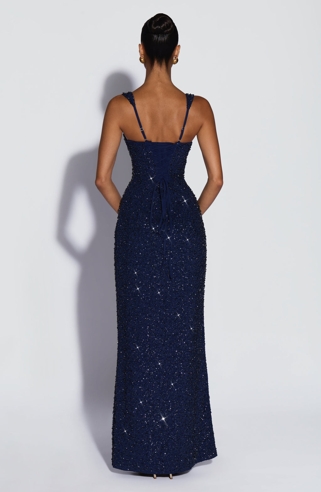 Carlota™ en azul marino, vestido largo bordado, con corsé