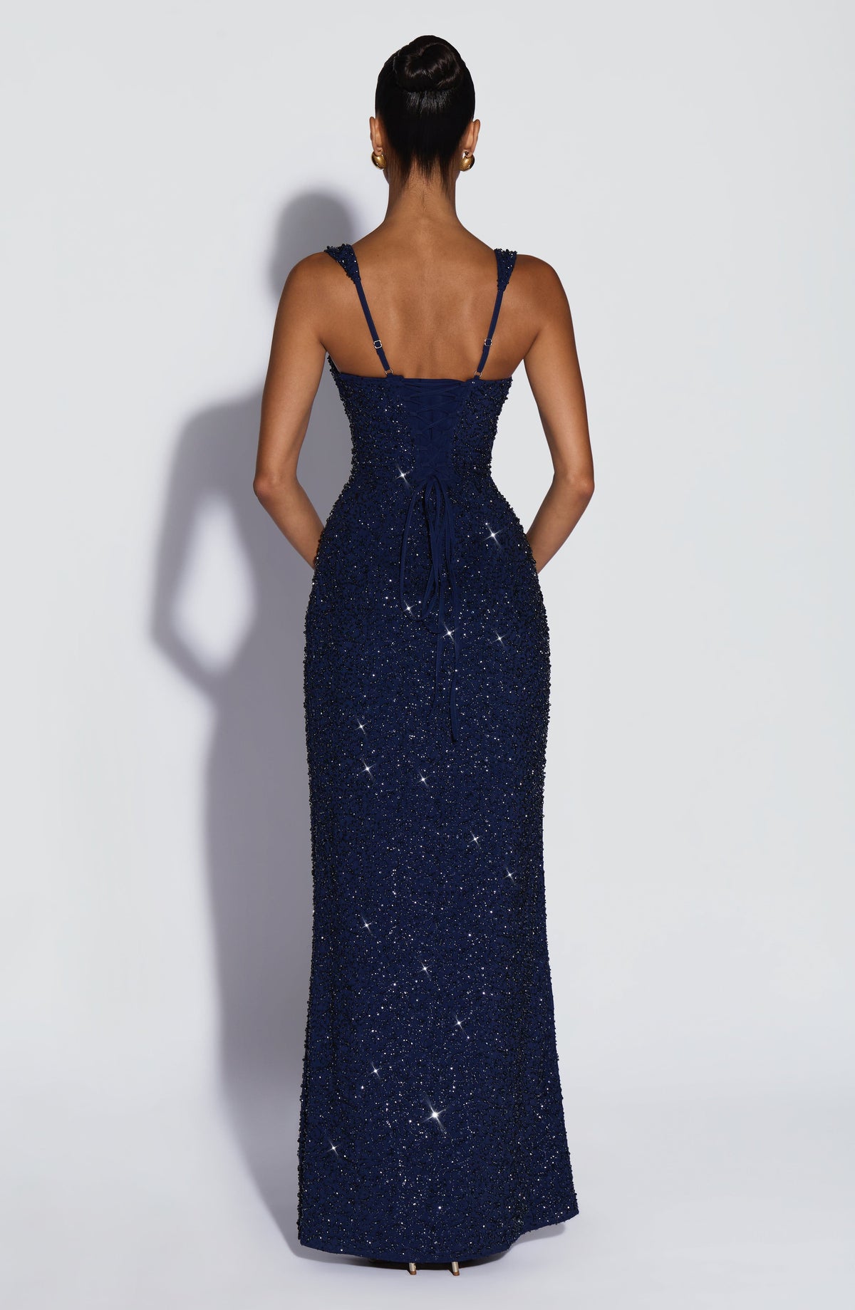 Carlota™ en azul marino, vestido largo bordado, con corsé