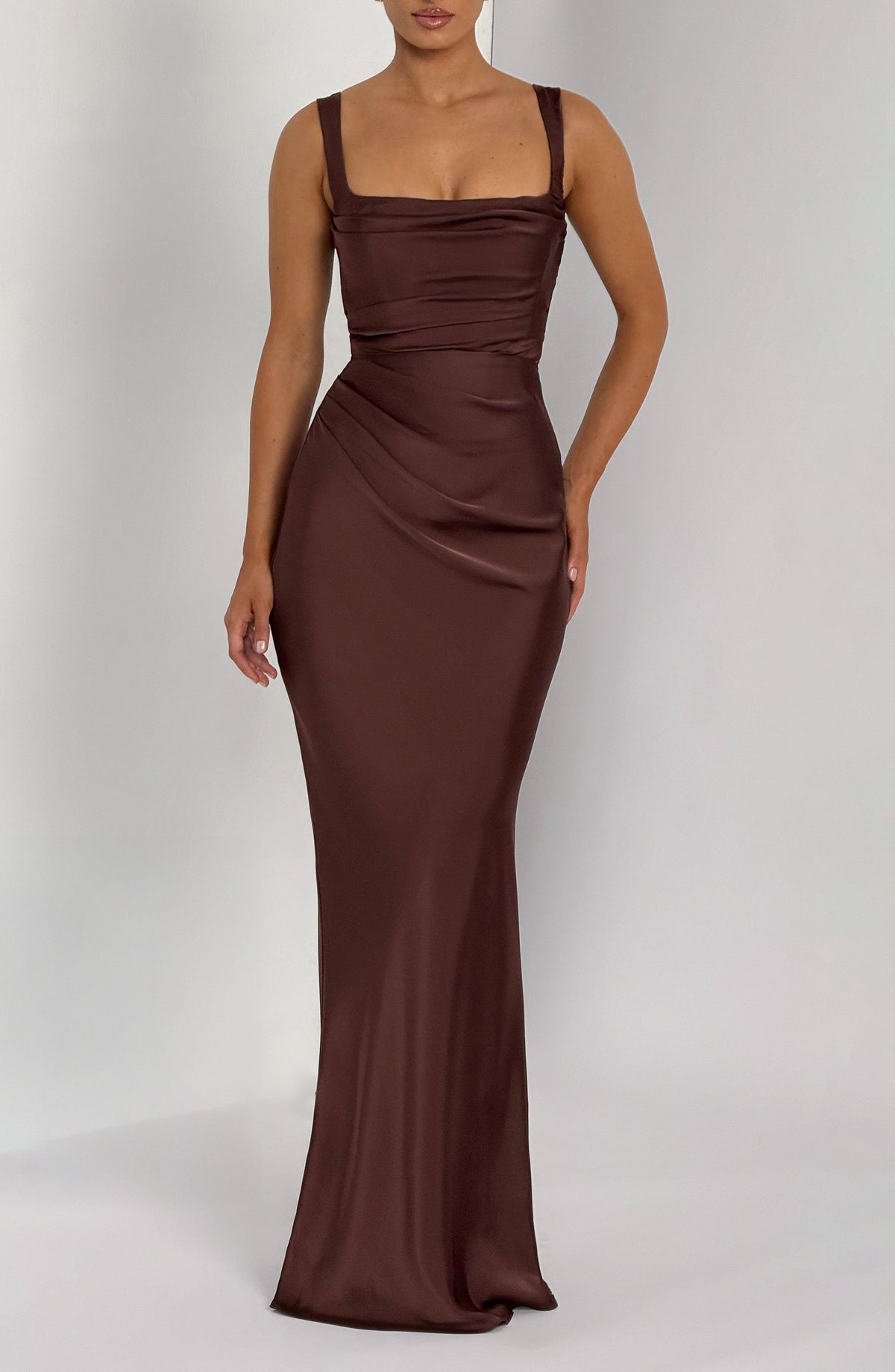 Carlota™ en ciruela, vestido largo de satén, con corsé