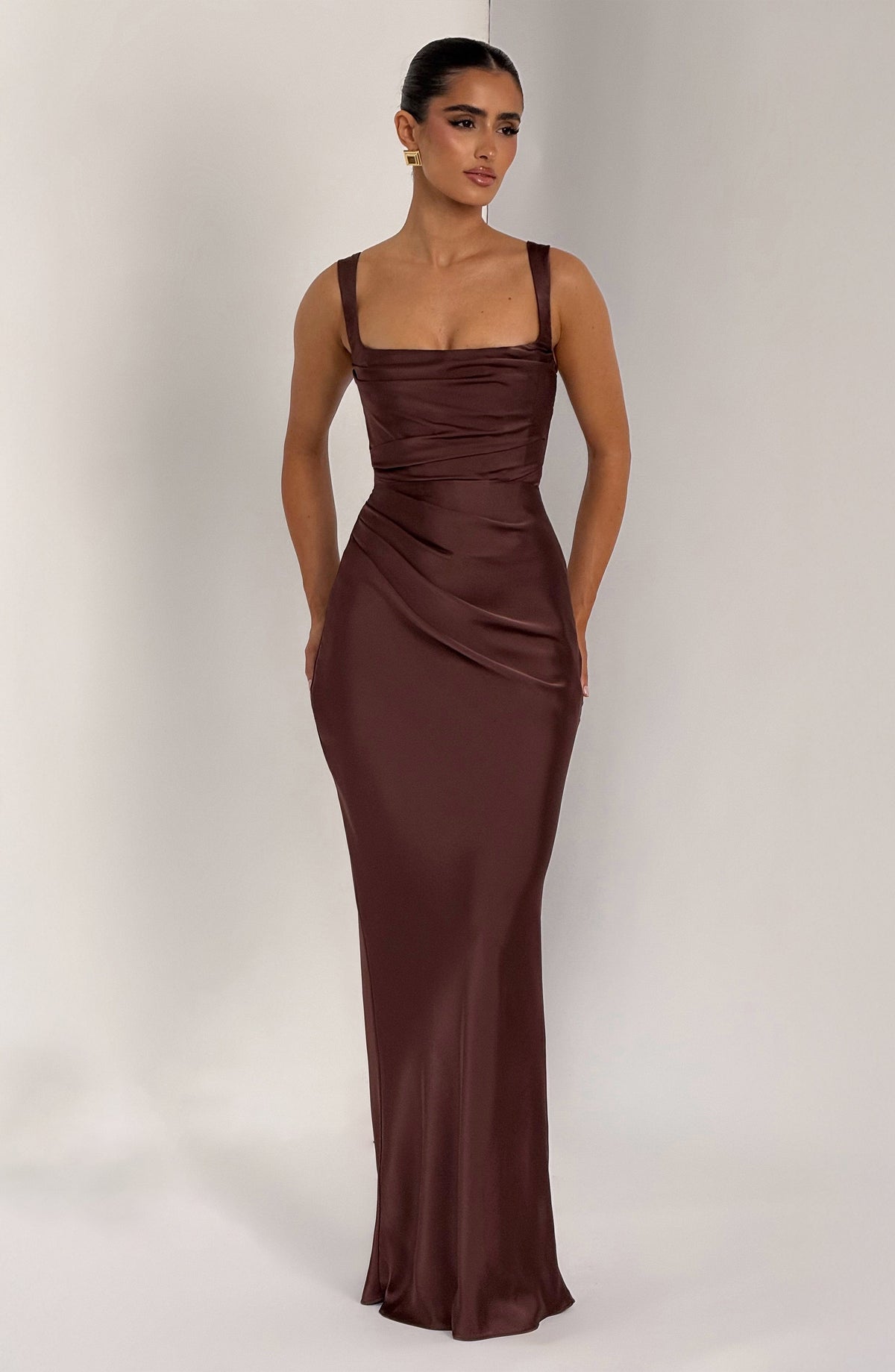 Look para una boda de noche: vestido de satén Carlota™ en ciruela, foto 6