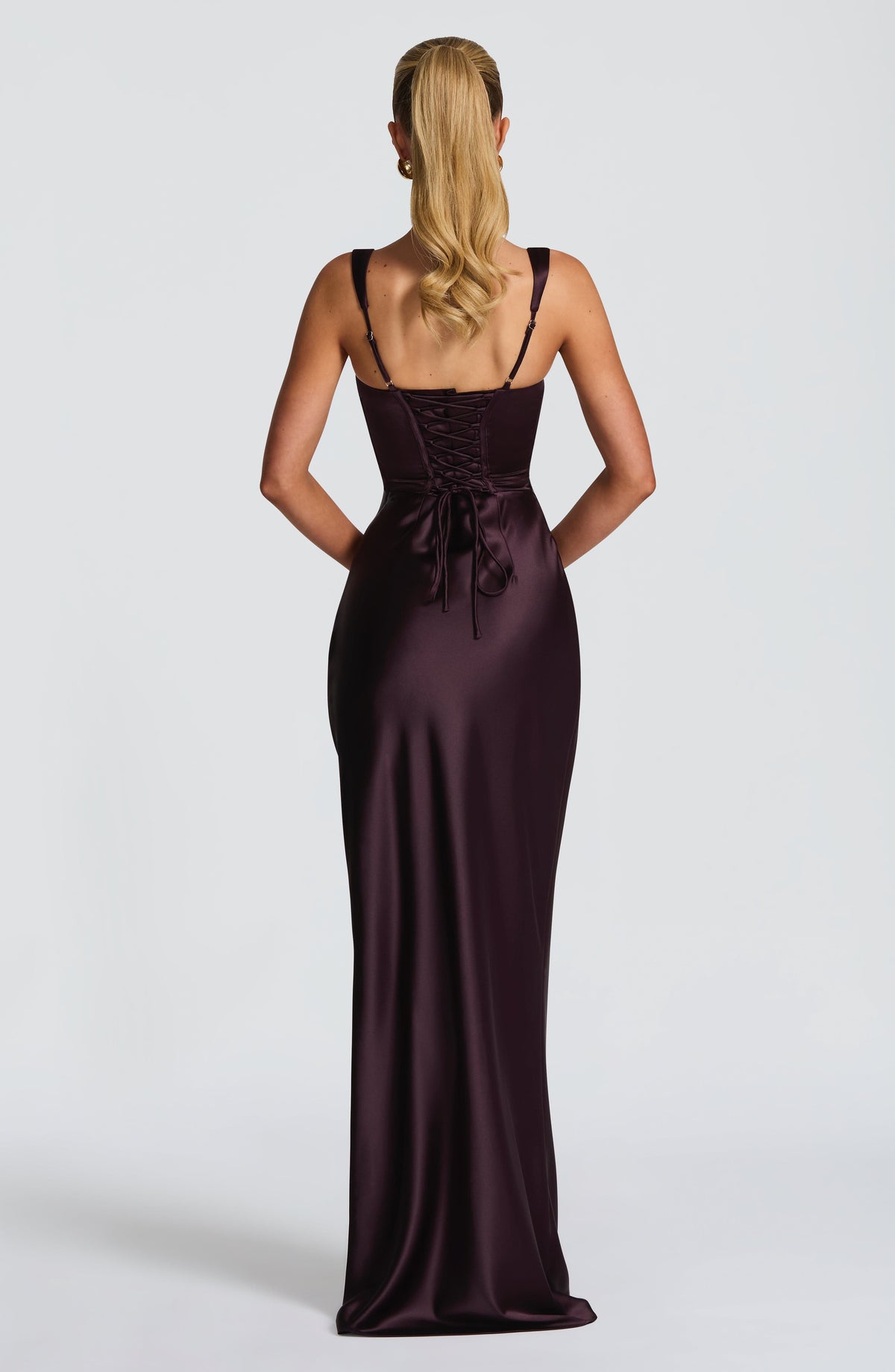 Carlota™ en morado, vestido largo de satén, con corsé