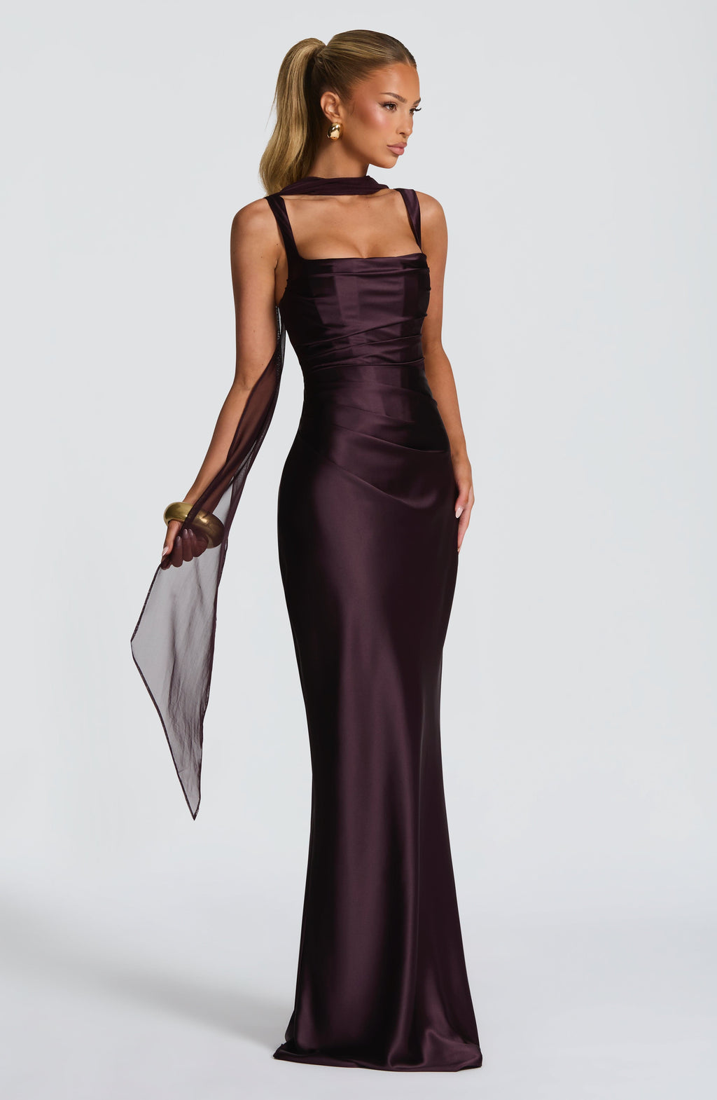 Mujer con el vestido de satén Carlota™ morado para tu graduación, foto 3