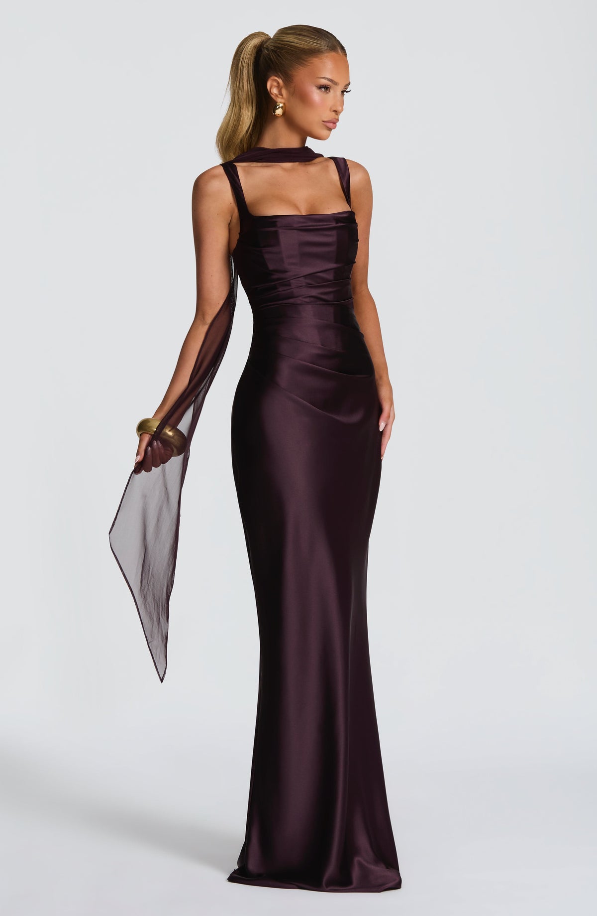 Mujer con el vestido de satén Carlota™ morado para tu graduación, foto 3