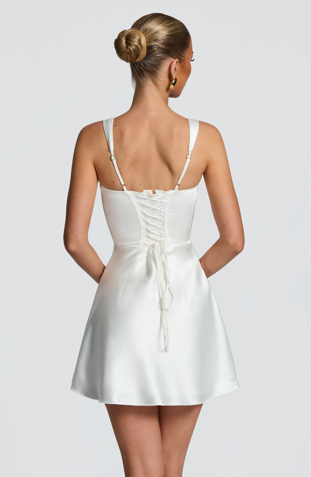 Mujer con el vestido Carlota™ marfil para una preboda, foto 3