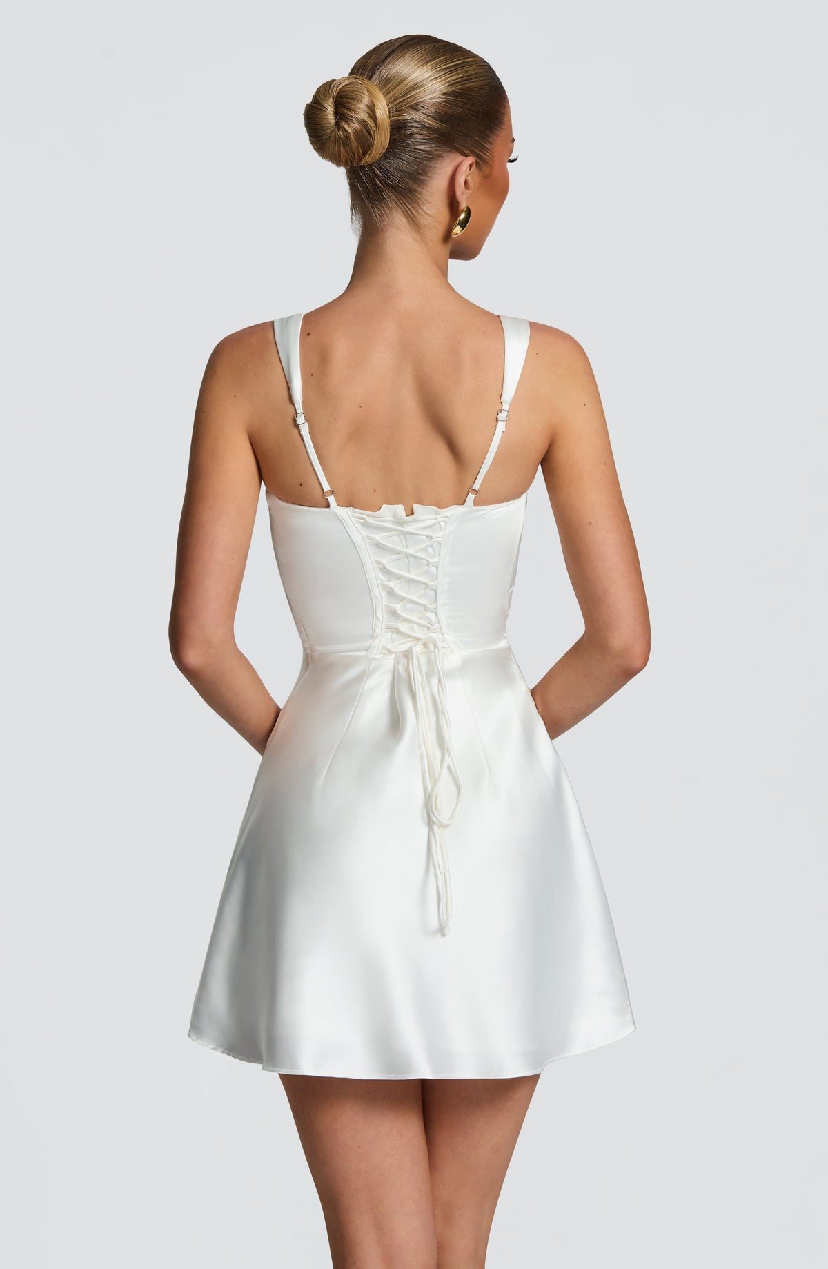 Mujer con el vestido Carlota™ marfil para una preboda, foto 3