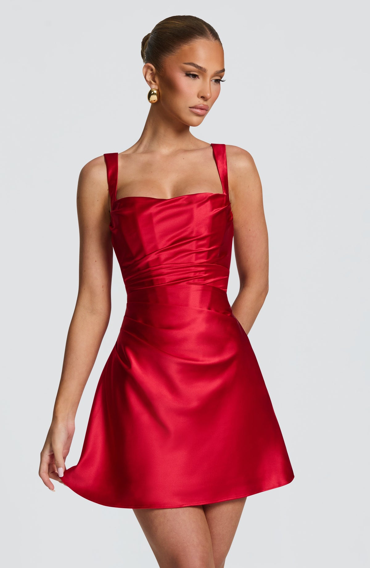 Carlota™ en rojo, vestido corto de satén, con corsé