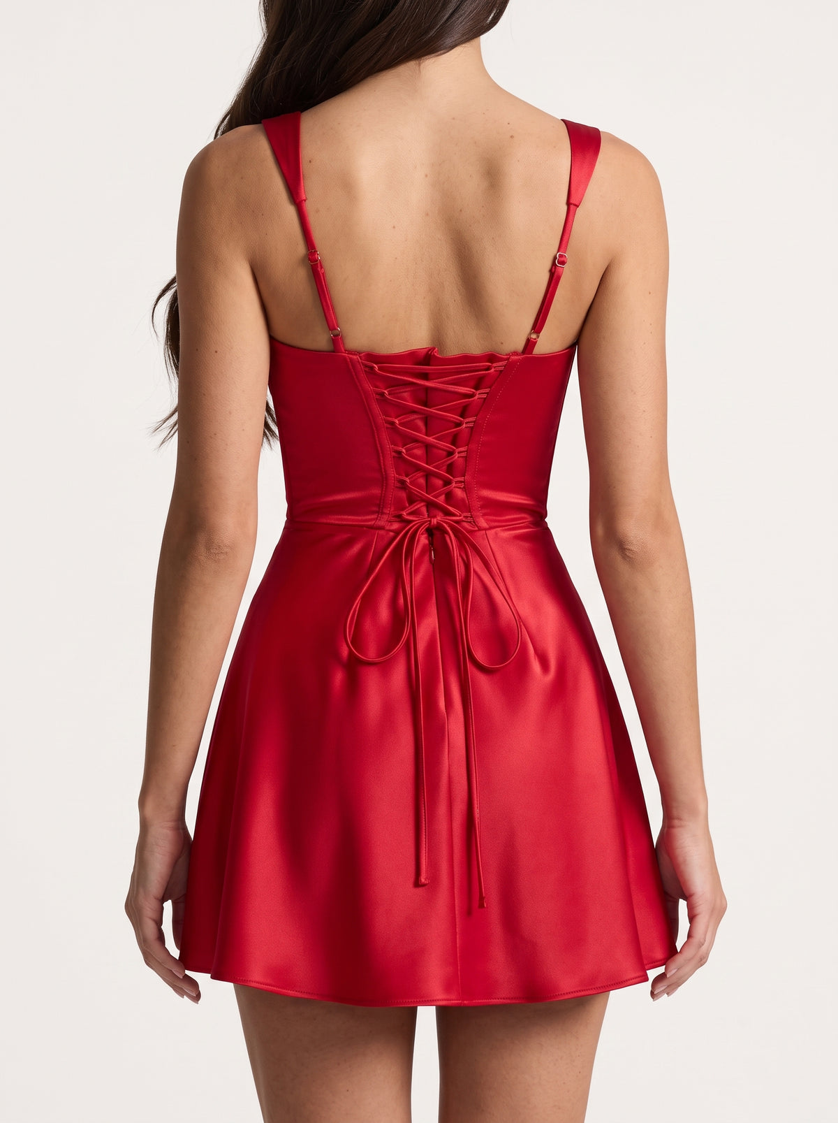 Detalle del vestido Carlota corto de satén rojo – espalda