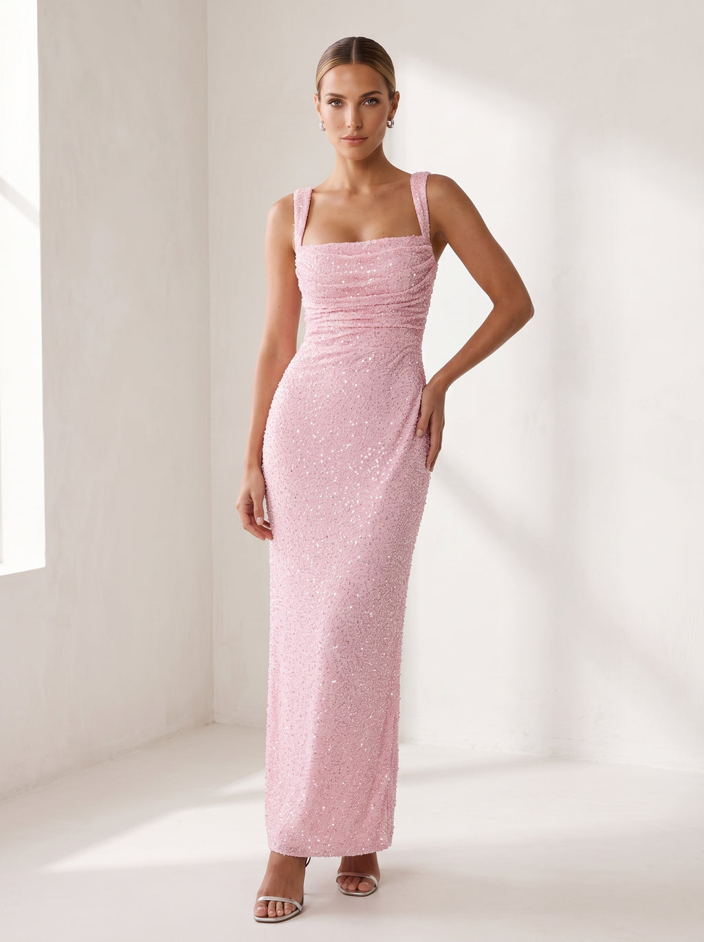 Vestido de invitada Carlota largo bordado rosa – foto de estudio
