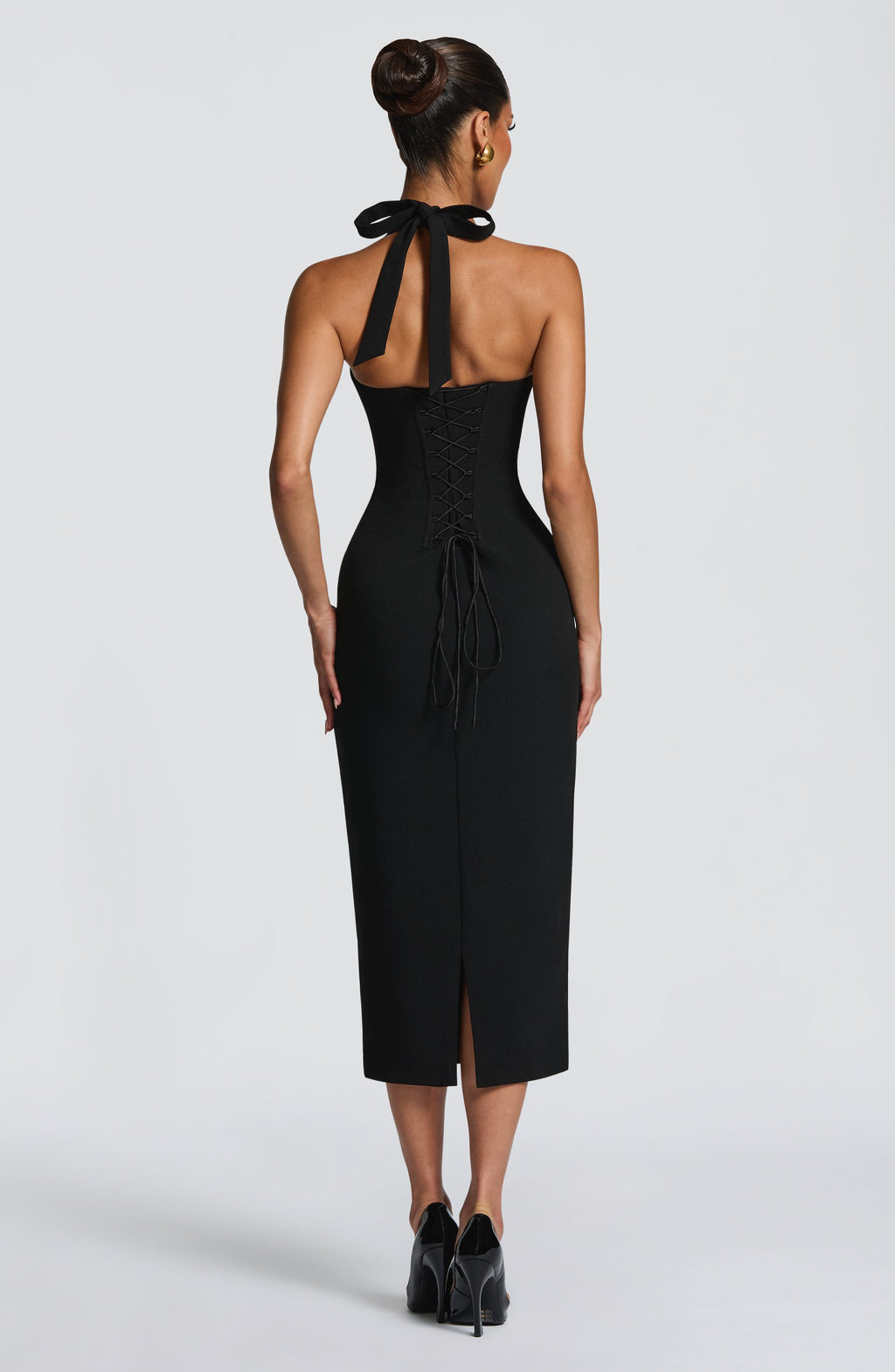Celia™ en negro, vestido midi de crepé, cuello halter