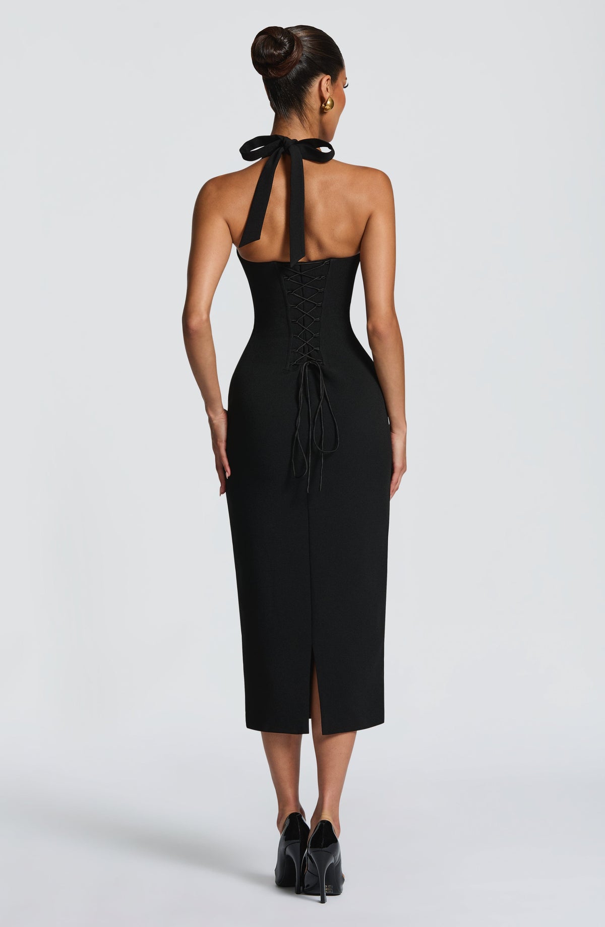 Celia™ en negro, vestido midi de crepé, cuello halter
