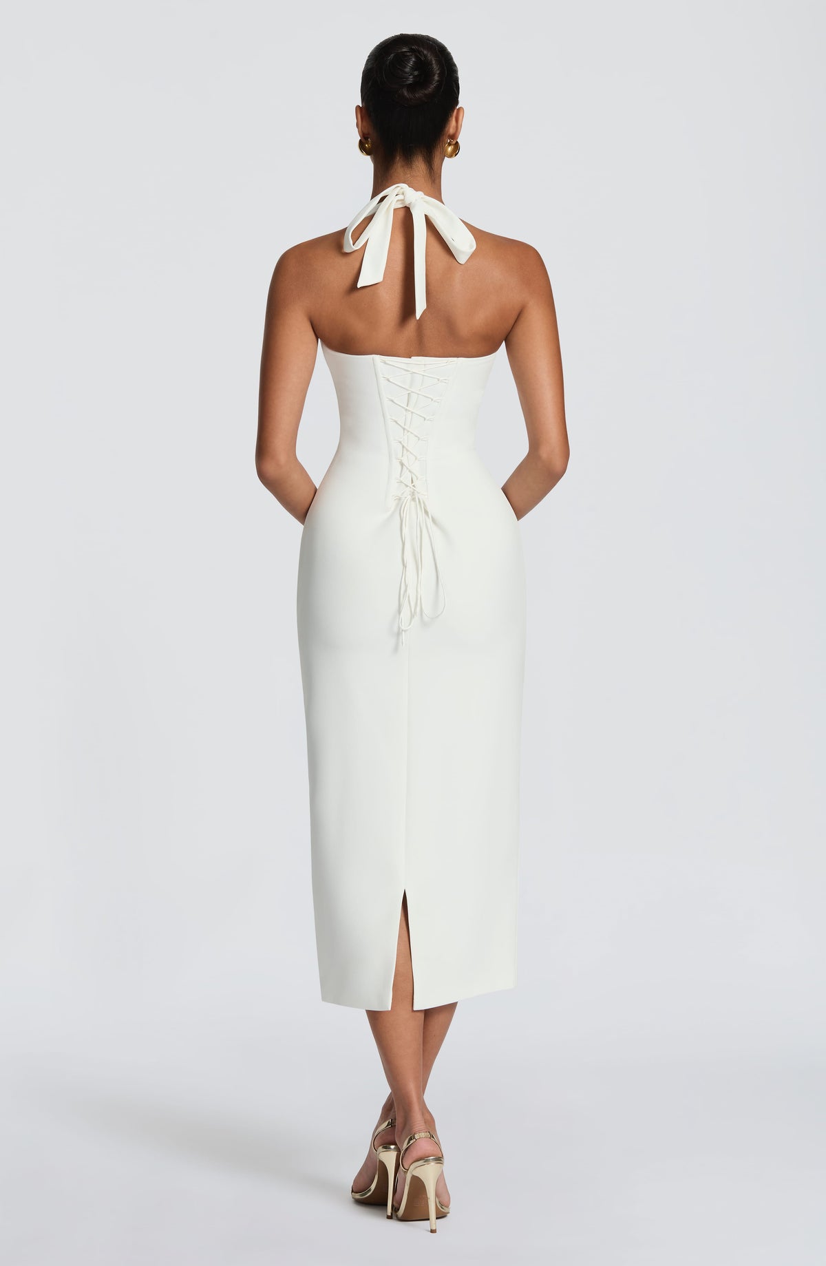 Mujer con el vestido midi Celia™ marfil para una preboda, foto 3