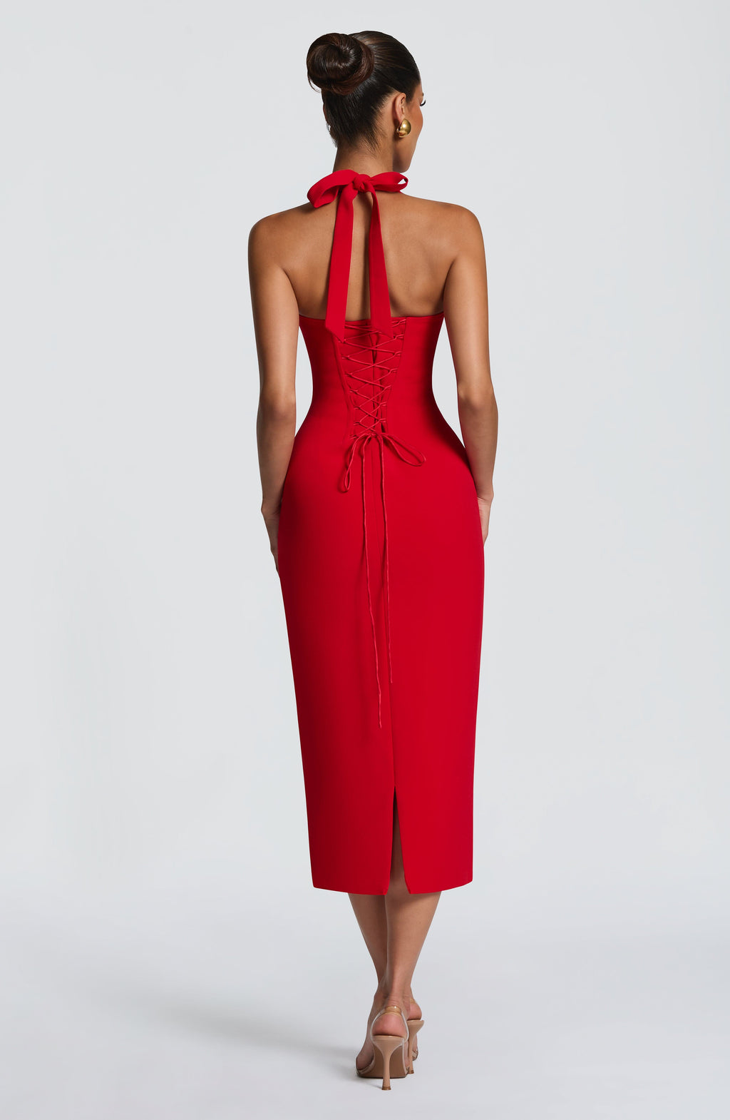 Celia™ en rojo, vestido midi de crepé, cuello halter