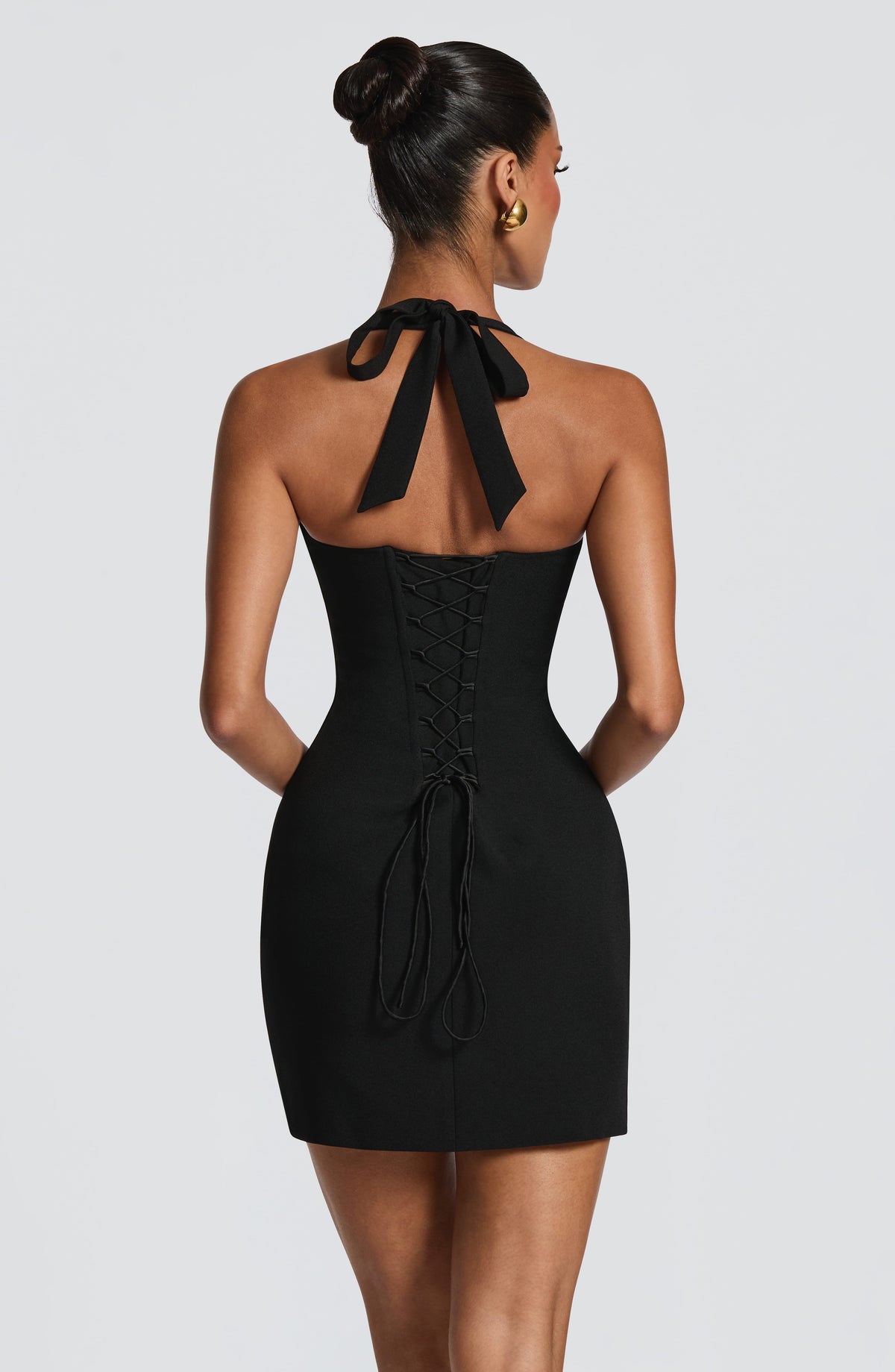 Celia™ en negro, vestido corto con encaje, cuello halter