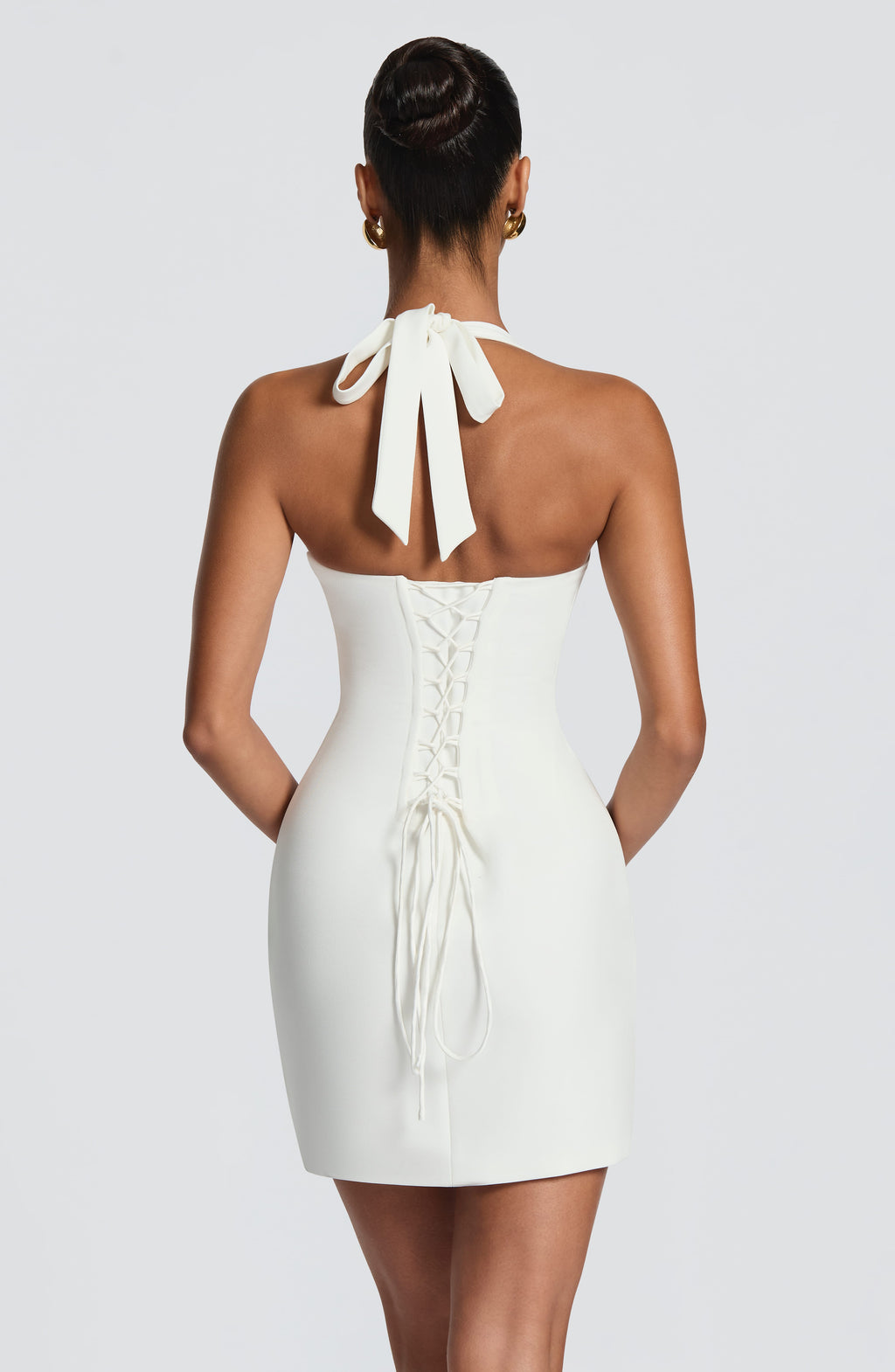 Celia™ en marfil, vestido corto con encaje, cuello halter