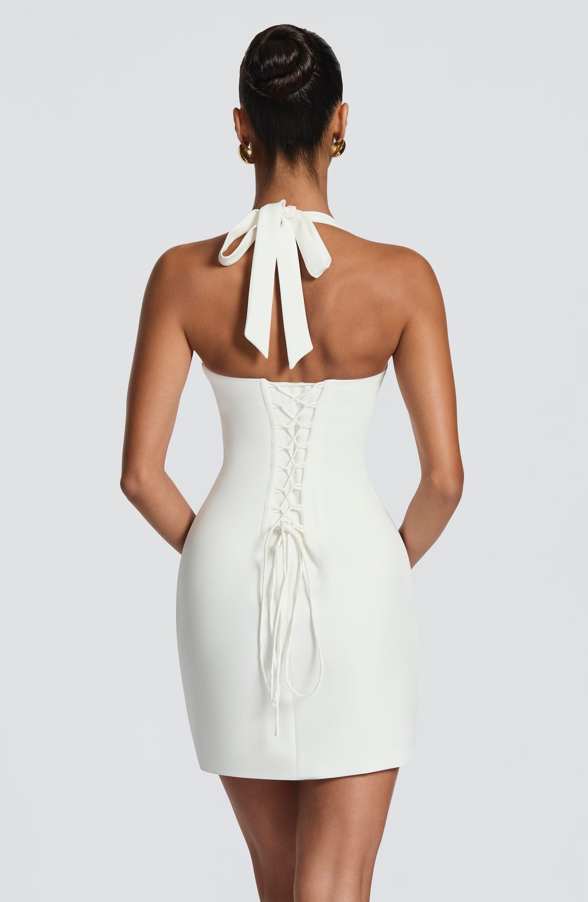 Celia™ en marfil, vestido corto con encaje, cuello halter